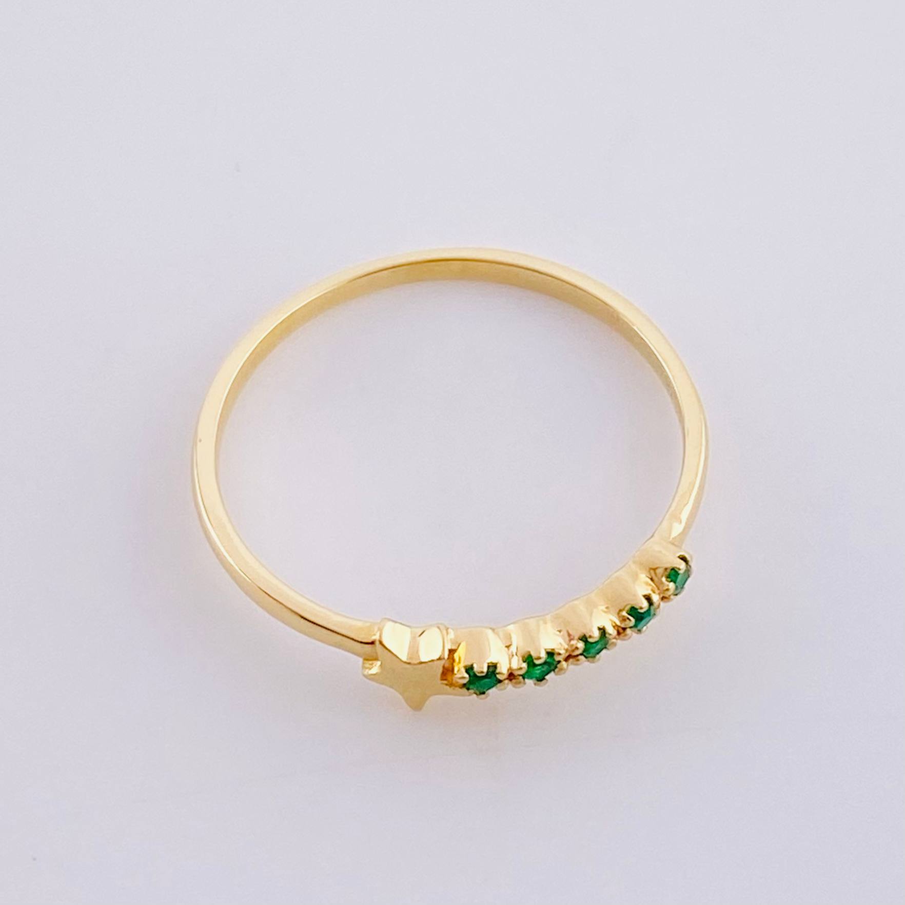 Anillo Carril Estrella Esmeraldas 5pts 1.15g / T6 Oro Amarillo 18K
