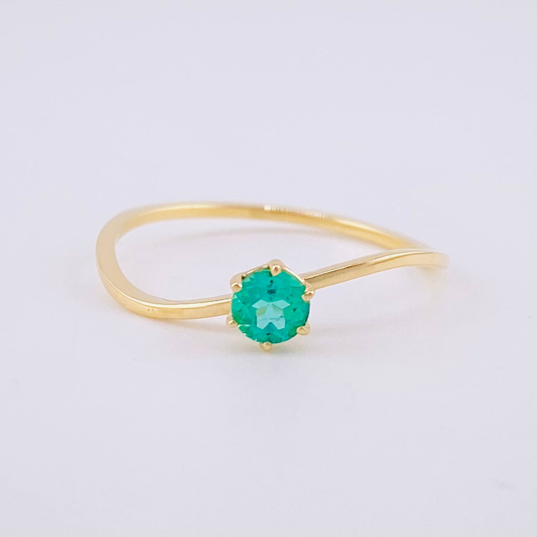 Anillo Solitario Curvo Esmeralda 21pts 1.1g / T6 3/4 Oro Amarillo 18K