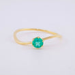 Anillo Solitario Curvo Esmeralda 21pts 1.1g / T6 3/4 Oro Amarillo 18K