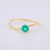 Anillo Solitario Curvo Esmeralda 21pts 1.1g / T6 3/4 Oro Amarillo 18K