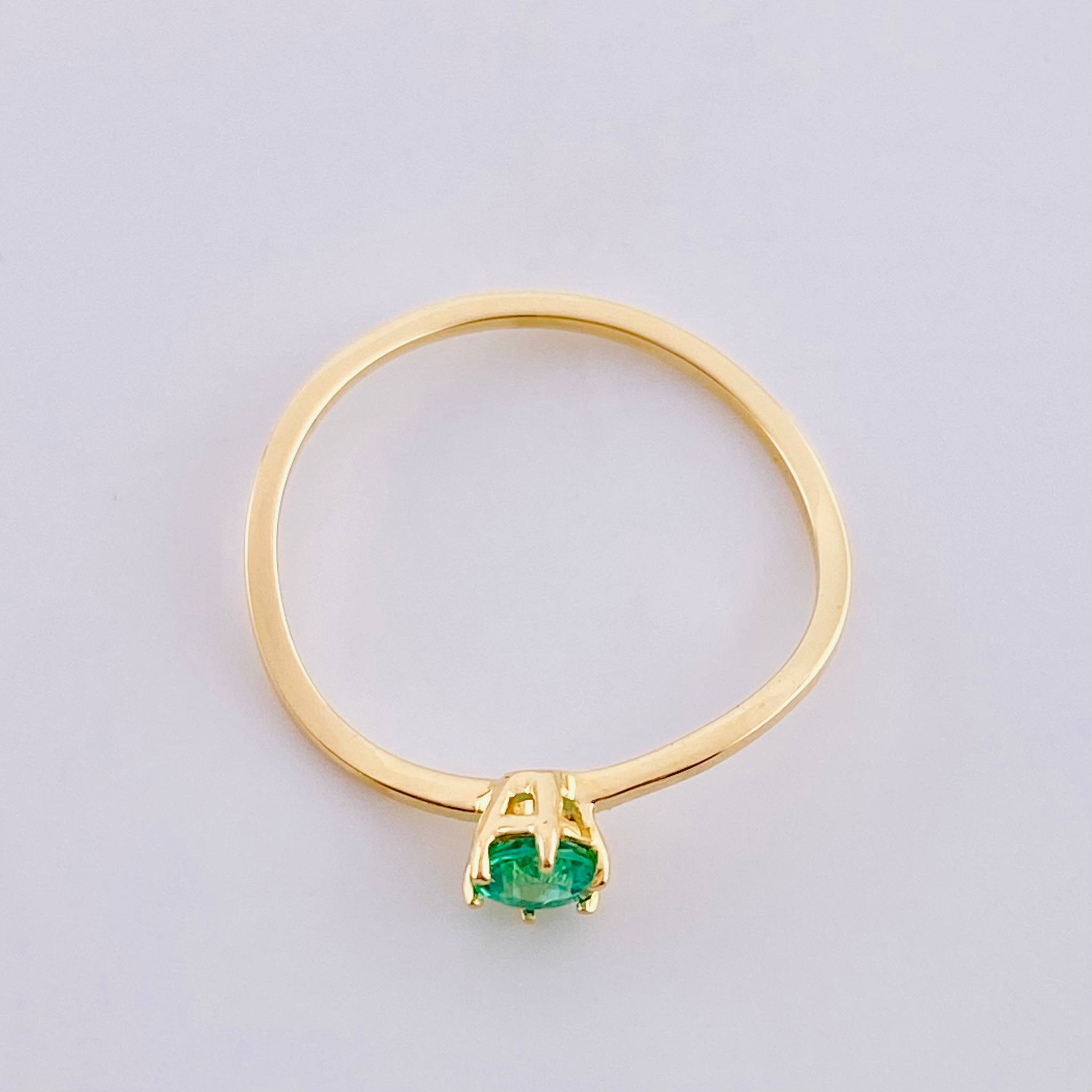 Anillo Solitario Curvo Esmeralda 21pts 1.1g / T6 3/4 Oro Amarillo 18K