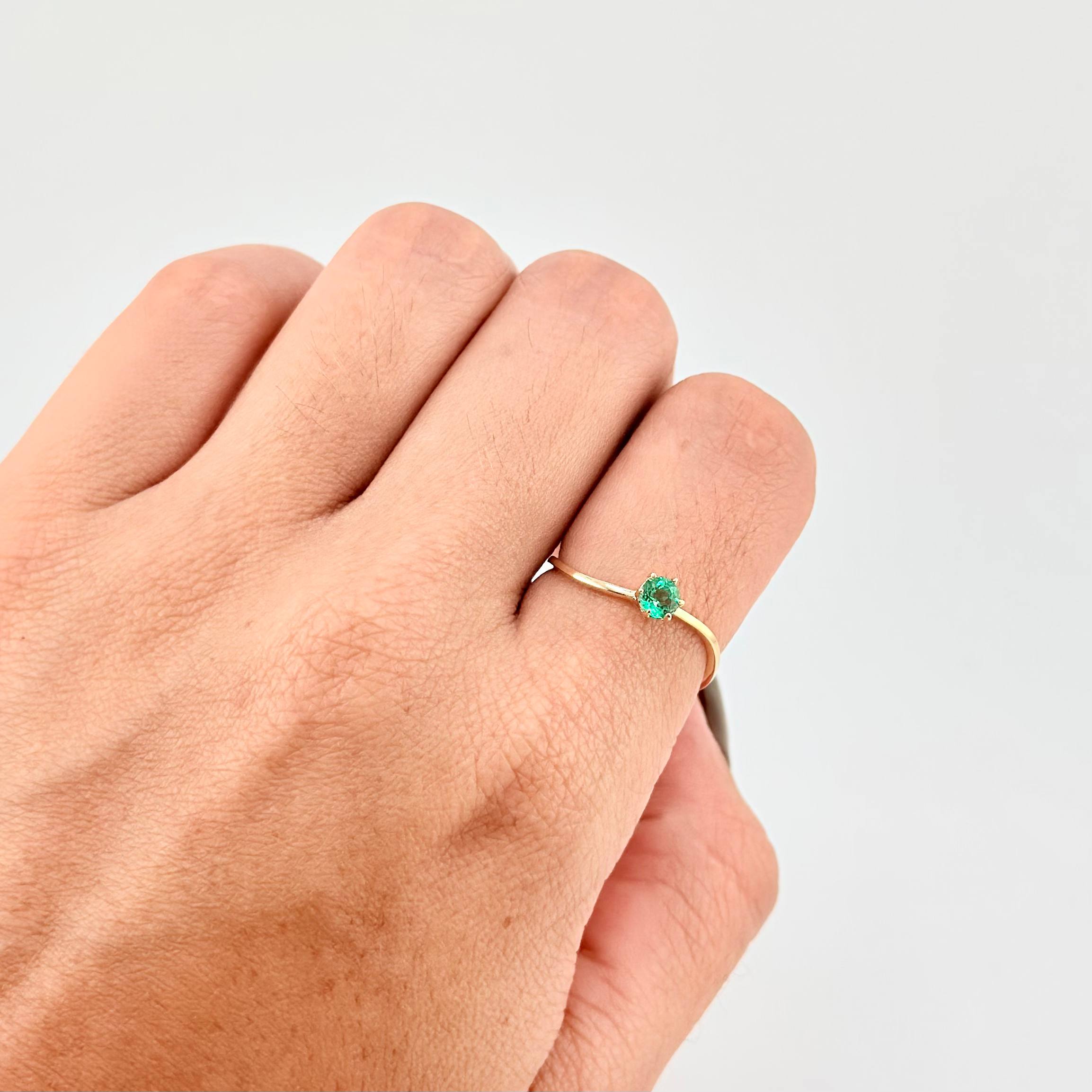 Anillo Solitario Curvo Esmeralda 21pts 1.1g / T6 3/4 Oro Amarillo 18K