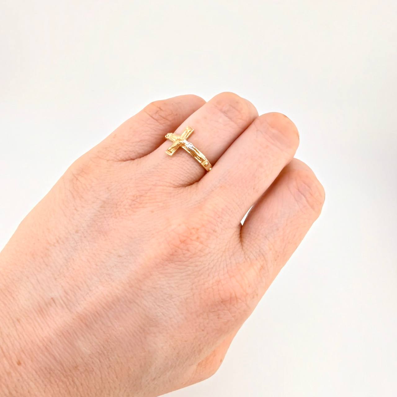 Anillo Cruz Cristo Punteado 3.05g / T7 Dos Oros Amarillo Blanco 18K