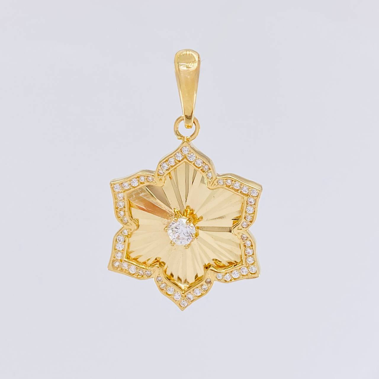 Dije Flor de Loto 3.15g / 3.3cm Oro Amarillo 18K