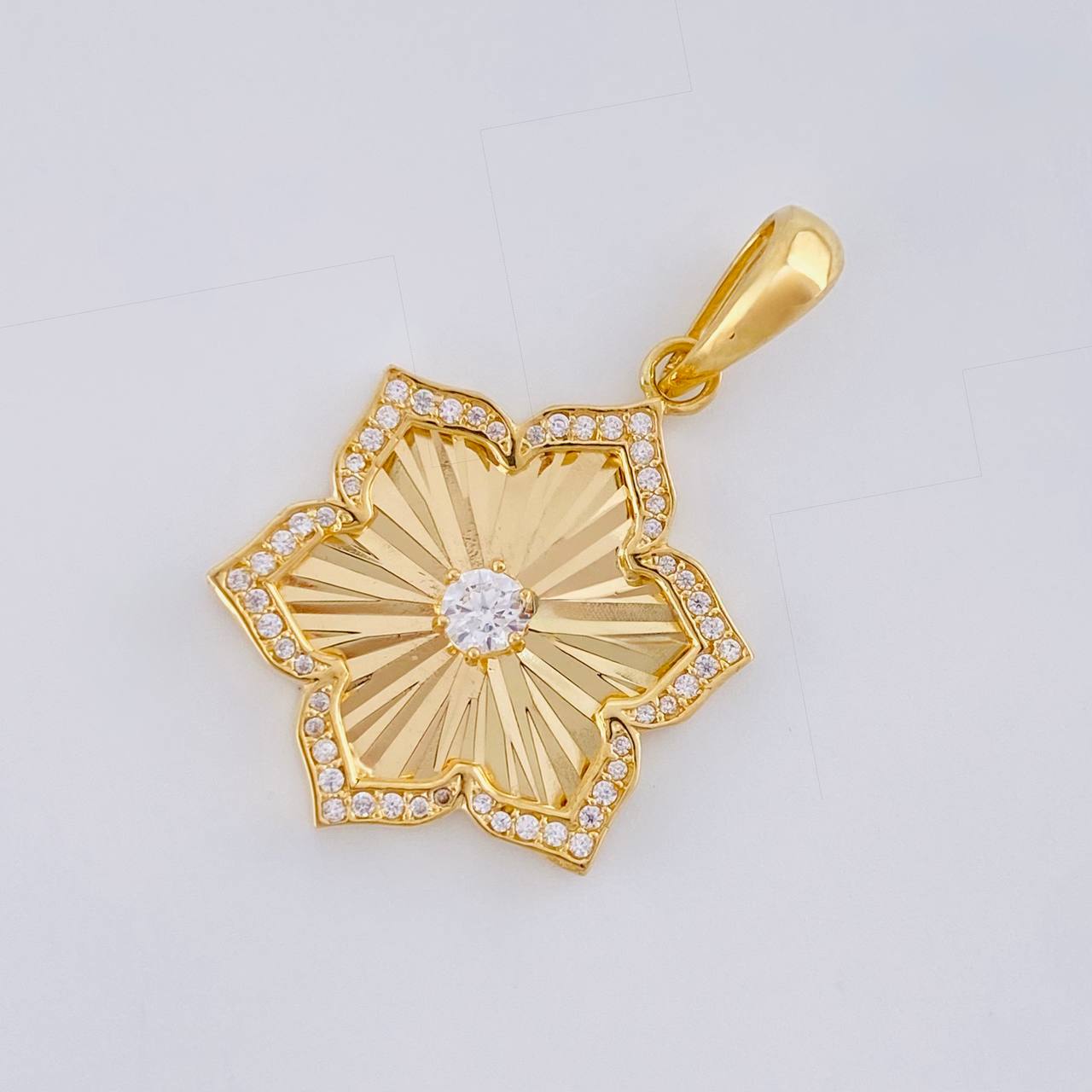 Dije Flor de Loto 3.15g / 3.3cm Oro Amarillo 18K