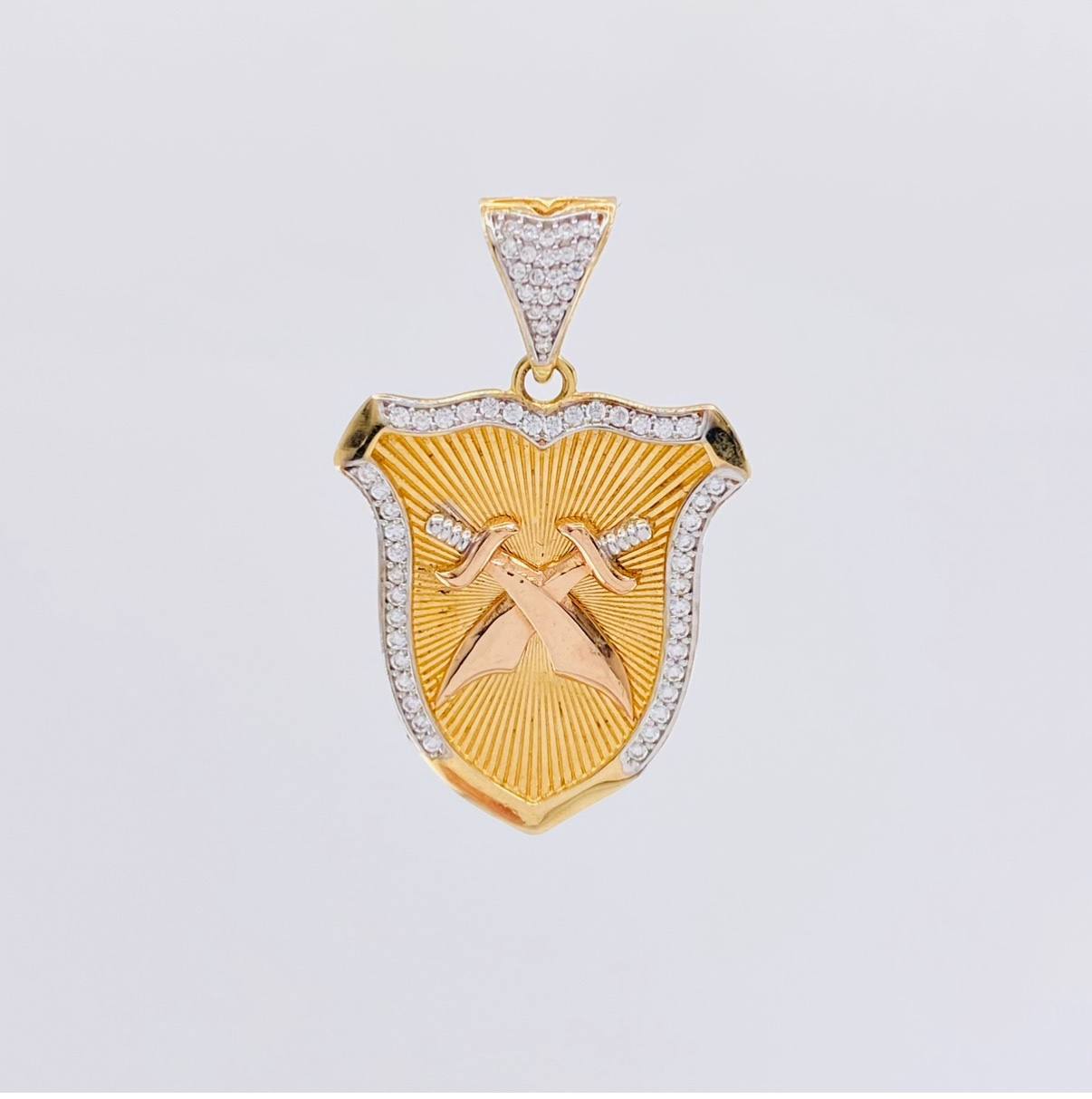 Dije Escudo Espadas Cruzadas 8.7g / 4cm Tres Oros 18K