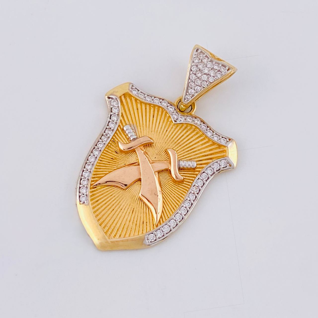 Dije Escudo Espadas Cruzadas 8.7g / 4cm Tres Oros 18K
