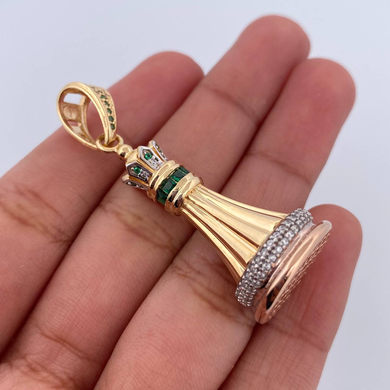 Dije Reina Ajedrez 9.85gr / 4.6cm / Oro 18K $