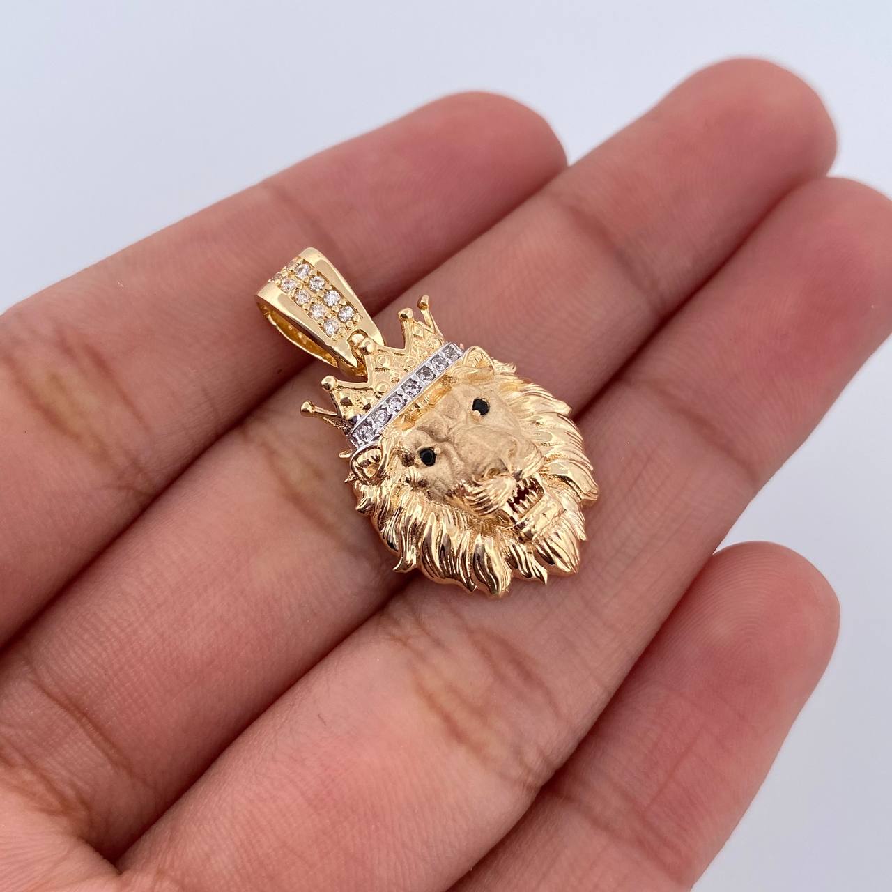 Dije Leon Corona 3.55gr / 2.7cm / Oro 18K $