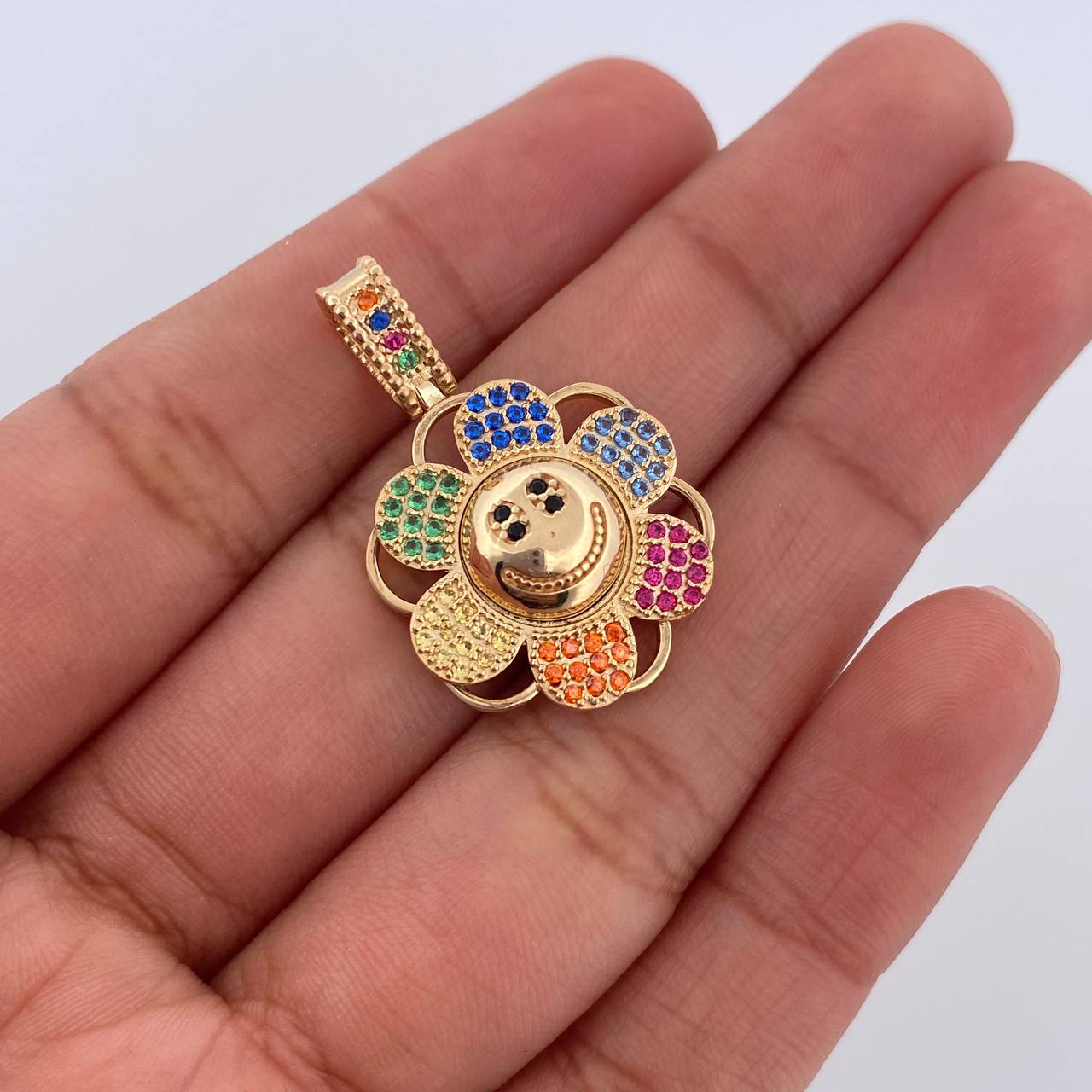 Dije Flor Cara Feliz 4.45gr / 2.8cm / Oro 18K $