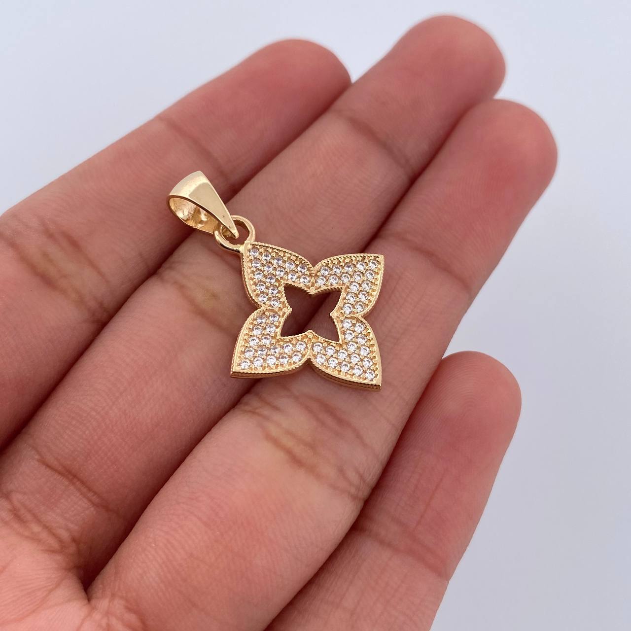 Dije Flor Silueta 2.05gr / 2.8cm / Oro 18K $
