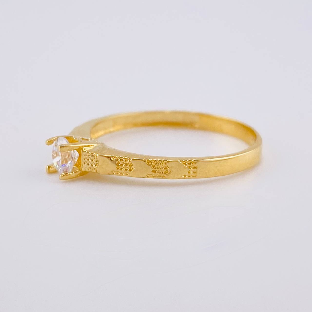 Anillo Solitario Corazones 1.7 g / T7 Oro Amarillo 18K