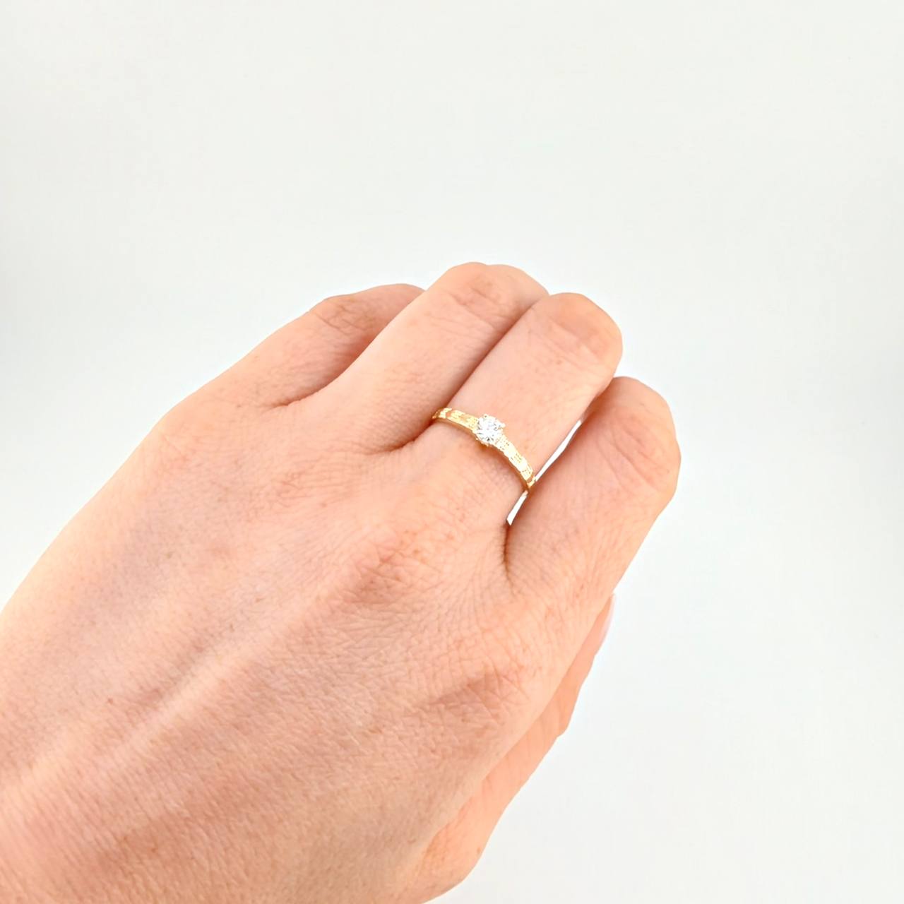 Anillo Solitario Corazones 1.7 g / T7 Oro Amarillo 18K