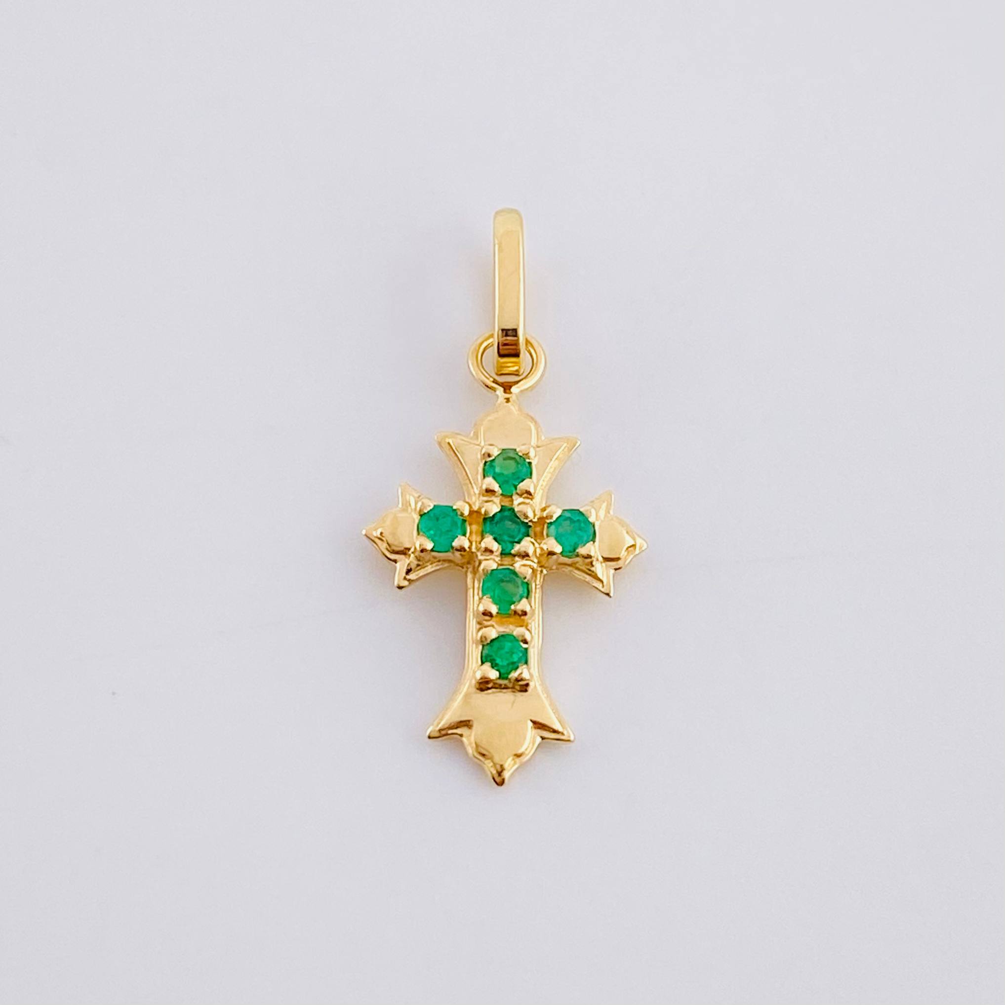 Dije Cruz Tres Puntas Esmeraldas 7pts 0.95g / 2.1cm Oro Amarillo 18K