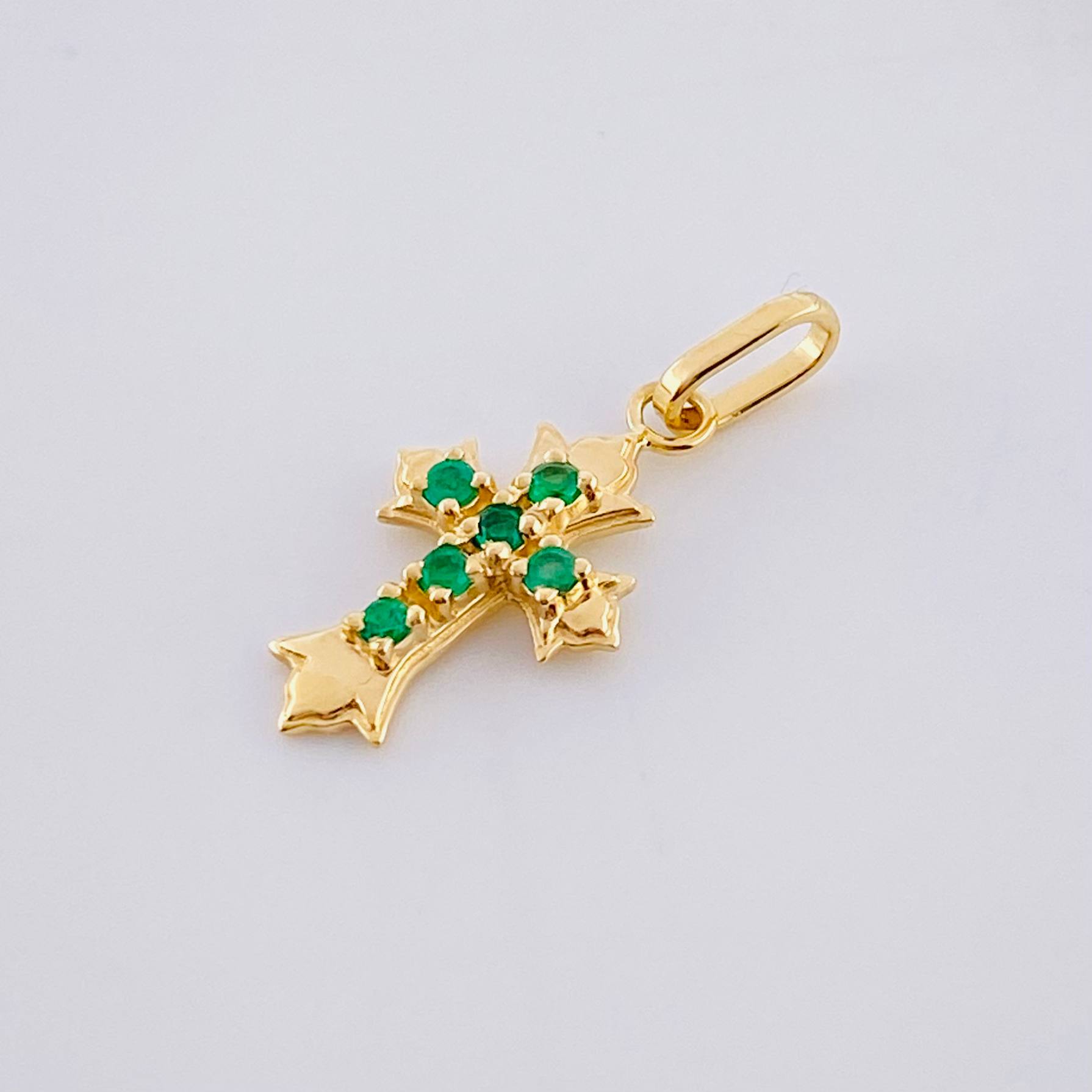 Dije Cruz Tres Puntas Esmeraldas 7pts 0.95g / 2.1cm Oro Amarillo 18K