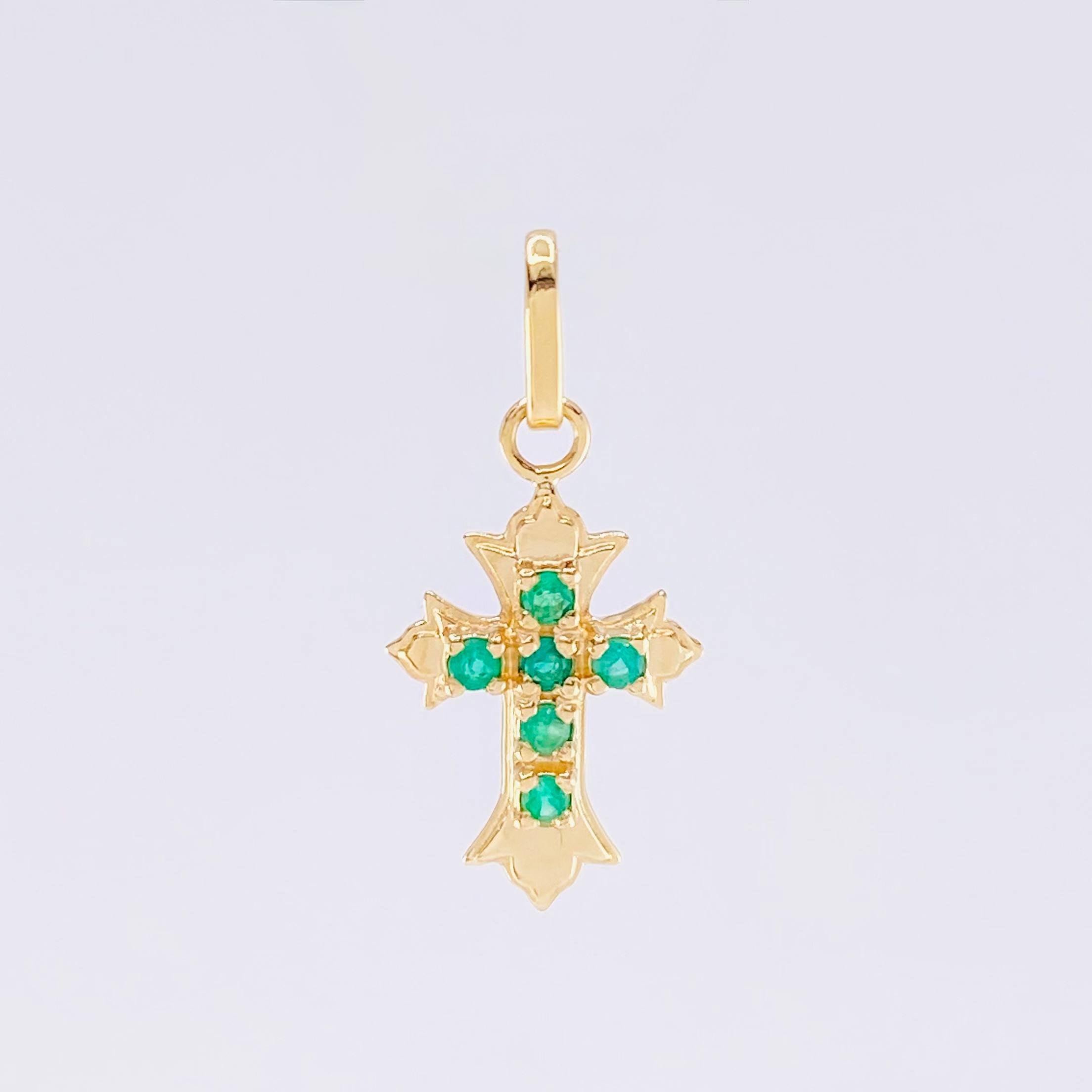 Dije Cruz Tres Puntas Esmeraldas 8pts 1g / 2.1cm Oro Amarillo 18K
