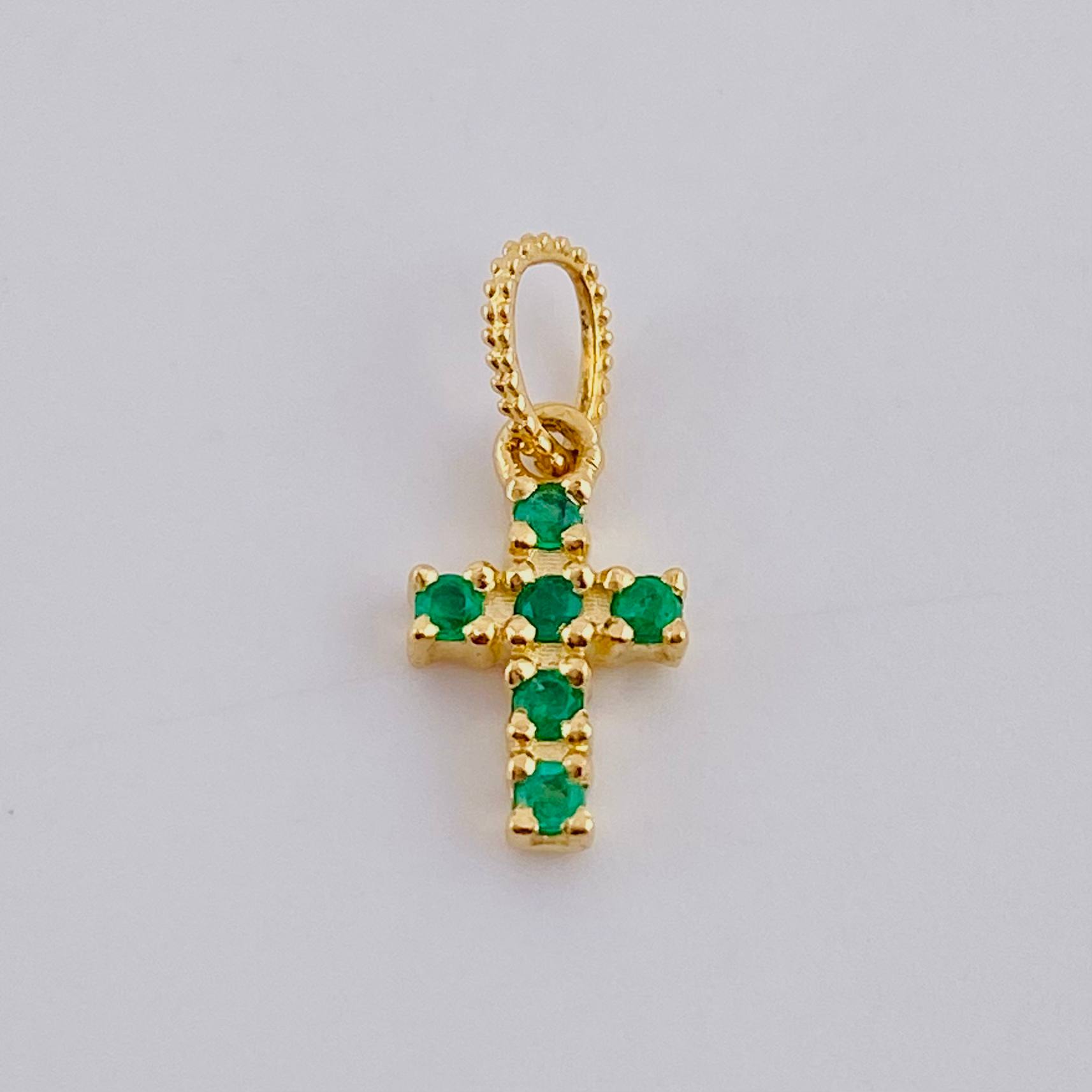 Dije Cruz Tupida Esmeraldas 12pts 0.75g / 1.5cm Oro Amarillo 18K