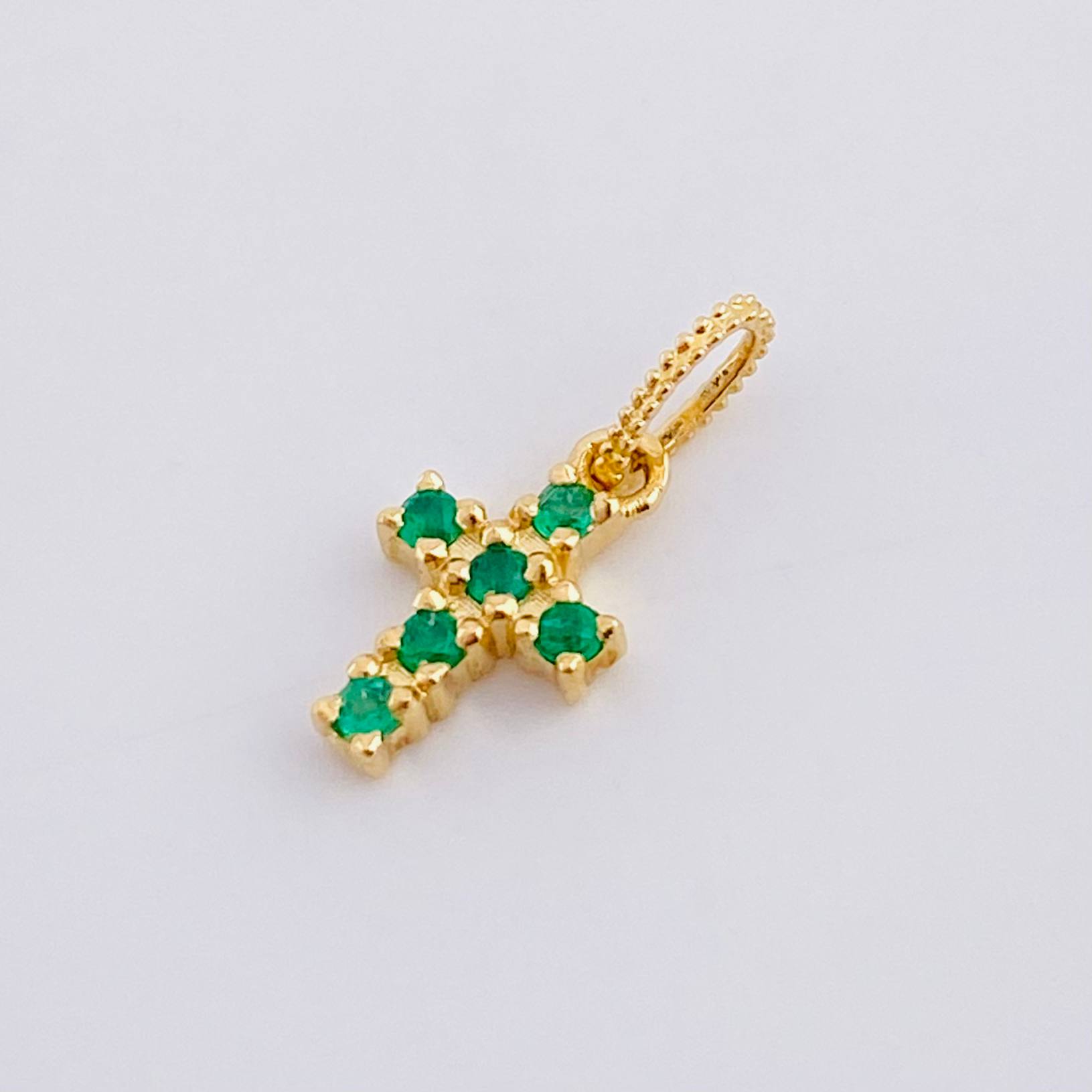 Dije Cruz Tupida Esmeraldas 11pts 0.7g / 1.5cm Oro Amarillo 18K