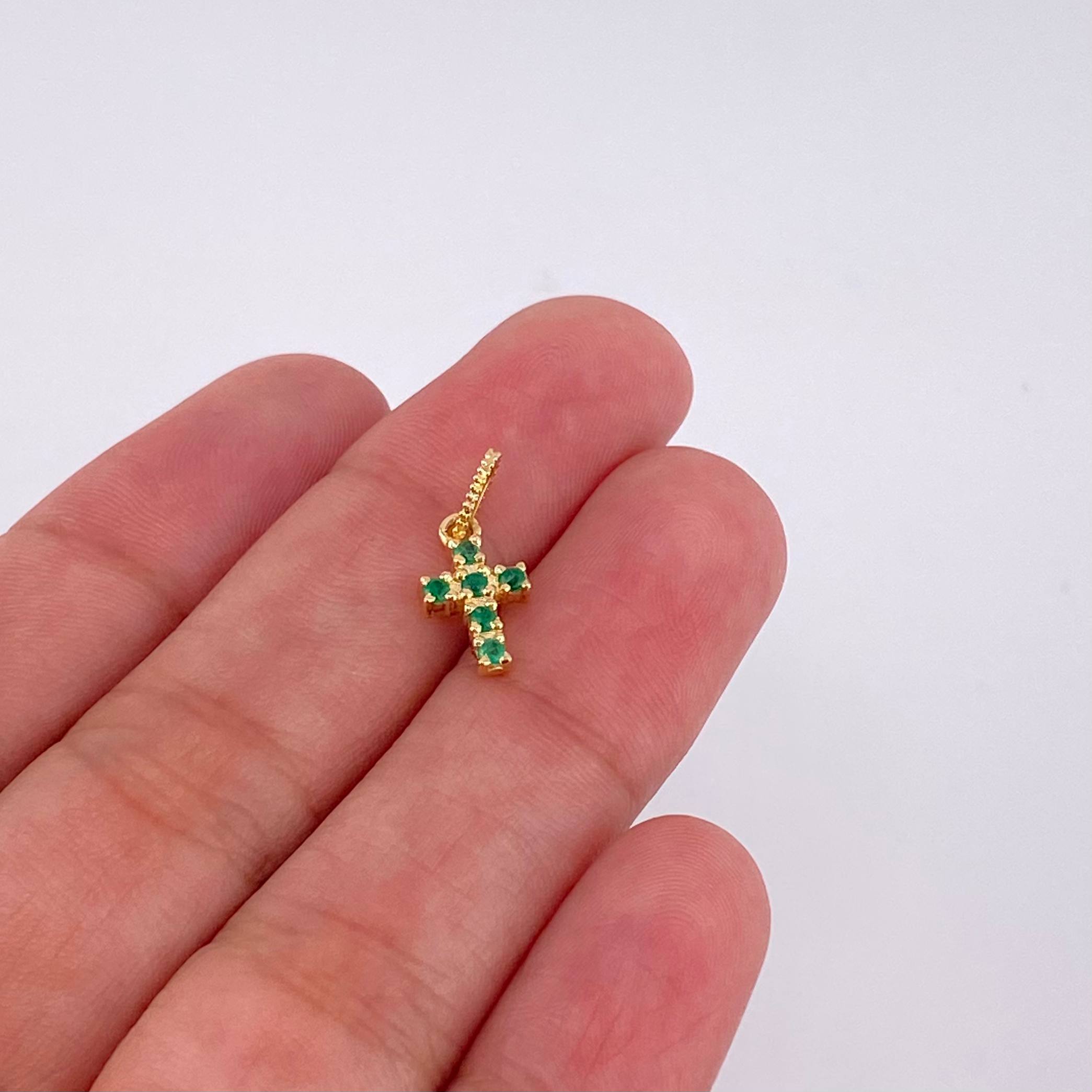 Dije Cruz Tupida Esmeraldas 12pts 0.75g / 1.5cm Oro Amarillo 18K