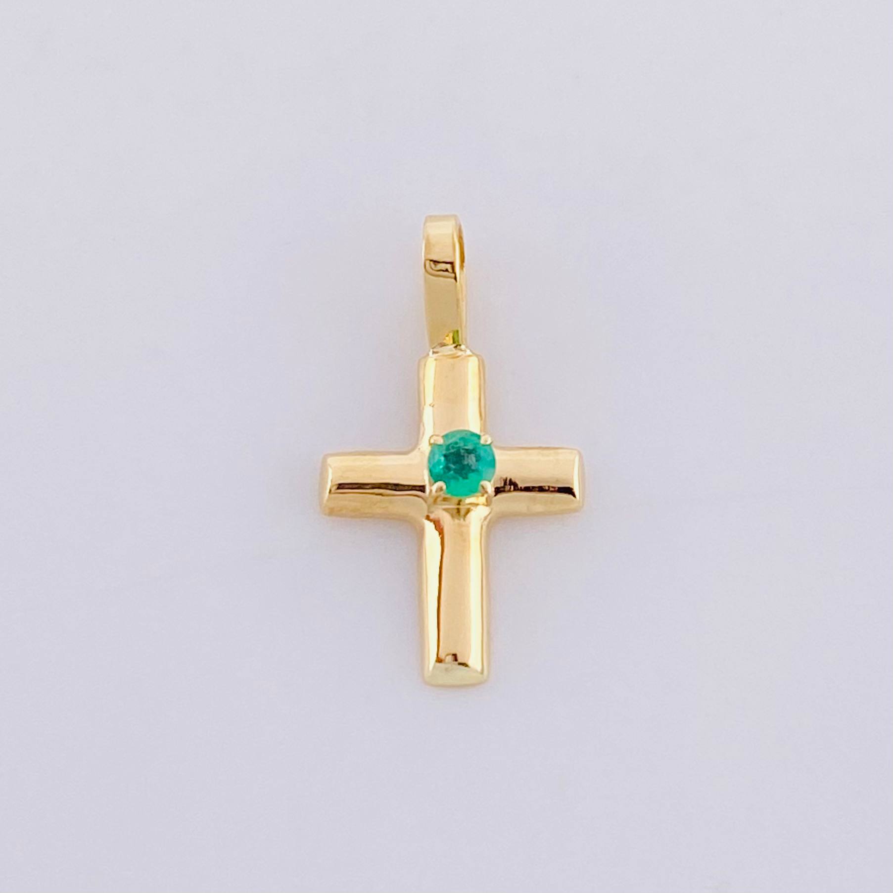 Dije Cruz Lisa Chispa Esmeralda 3pts 0.3g / 1.4cm Oro Amarillo 18K