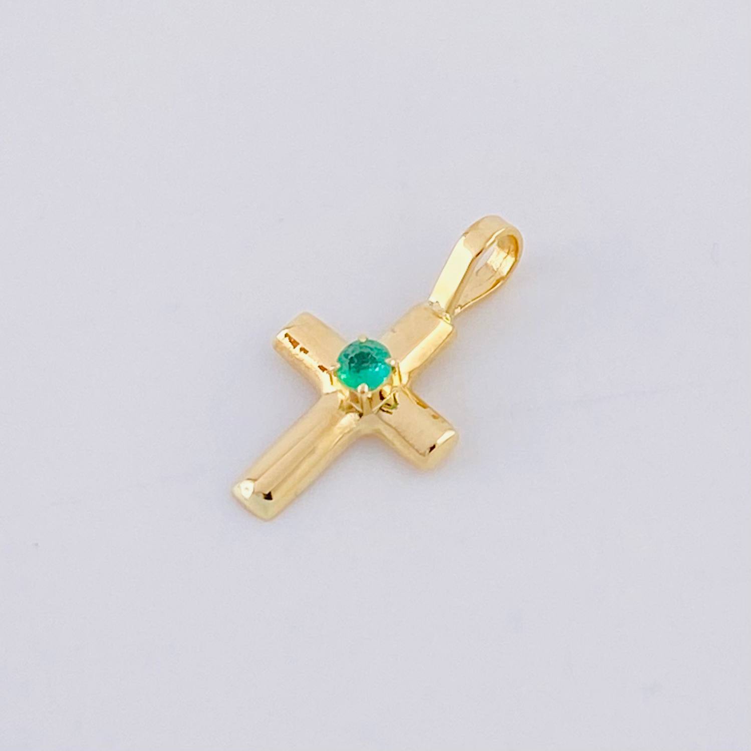 Dije Cruz Lisa Chispa Esmeralda 3pts 0.3g / 1.4cm Oro Amarillo 18K
