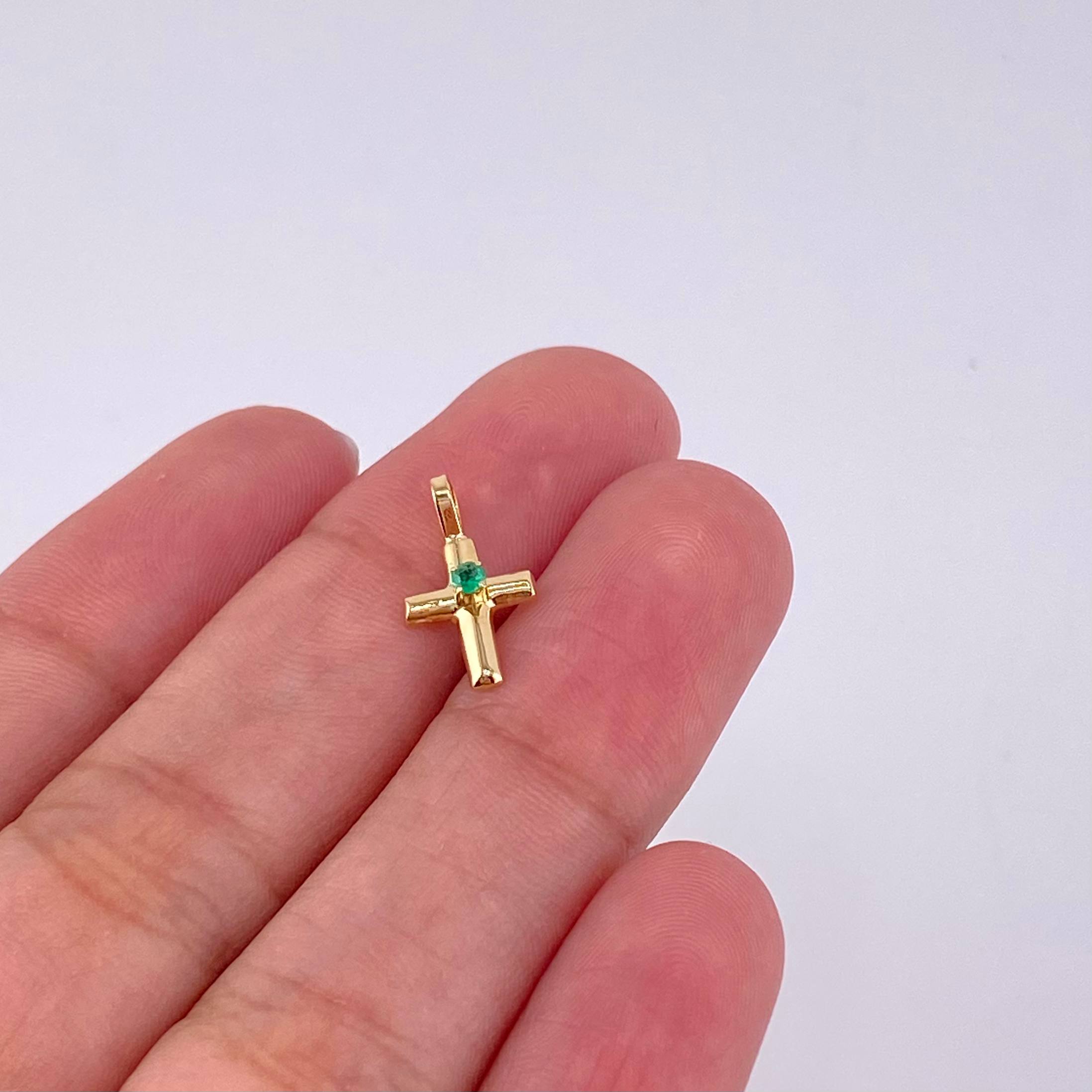 Dije Cruz Lisa Chispa Esmeralda 3pts 0.3g / 1.4cm Oro Amarillo 18K