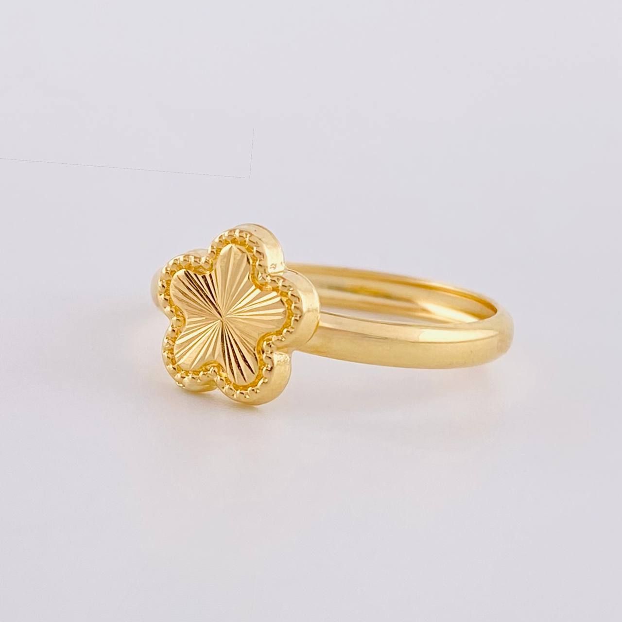 Anillo Flor Diamantada 1.05g / T7 1/4 Oro Amarillo 18K