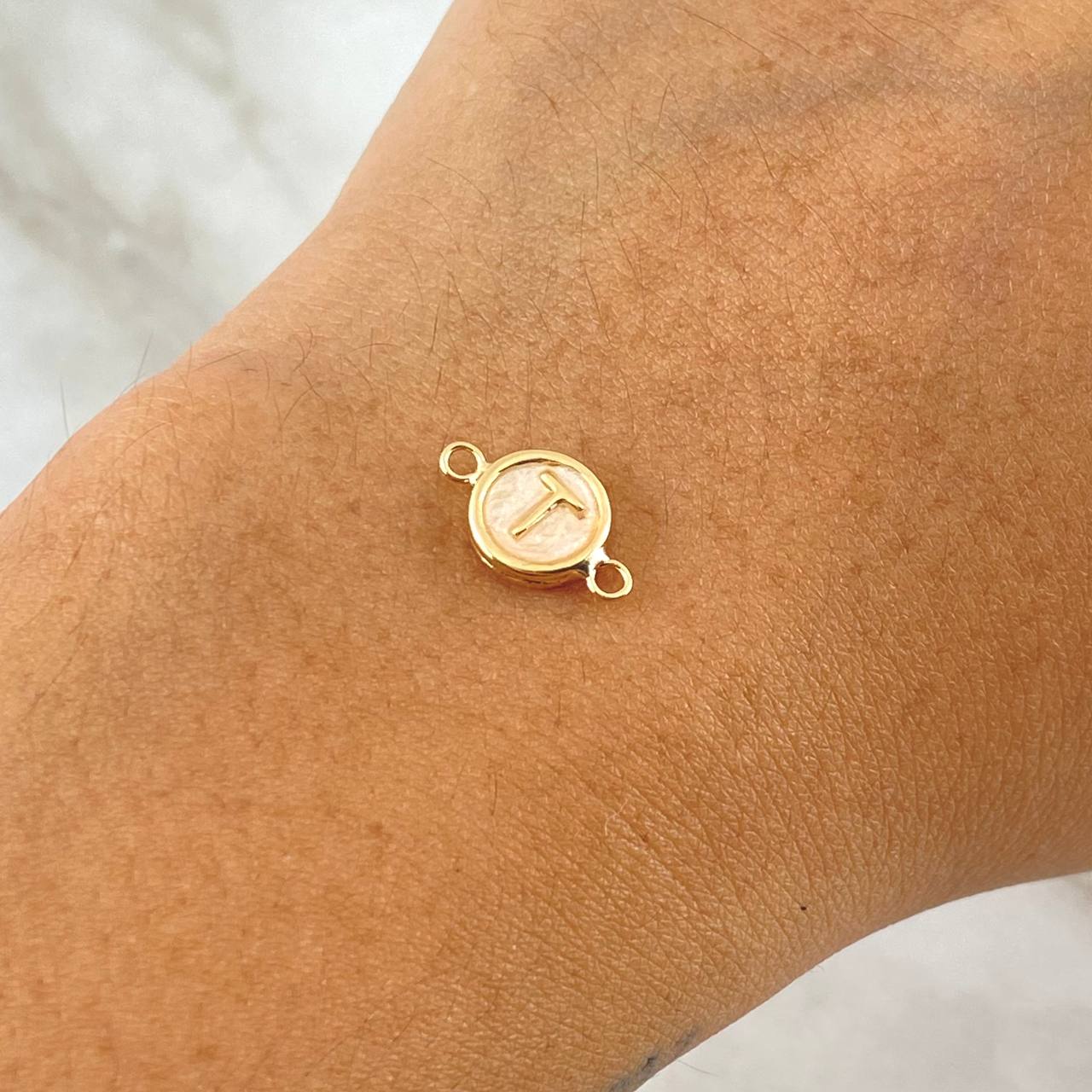 Herraje Letra T 0.45gr / 1.3cm / Circulo - Resina Rosa Oro Amarillo 18K