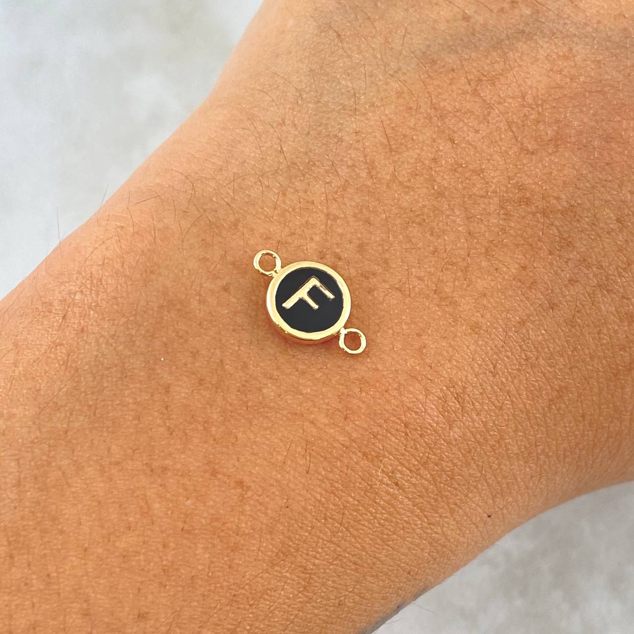 Herraje Letra F 0.4gr / 1.3cm / Circulo - Resina Negra Oro Amarillo 18K
