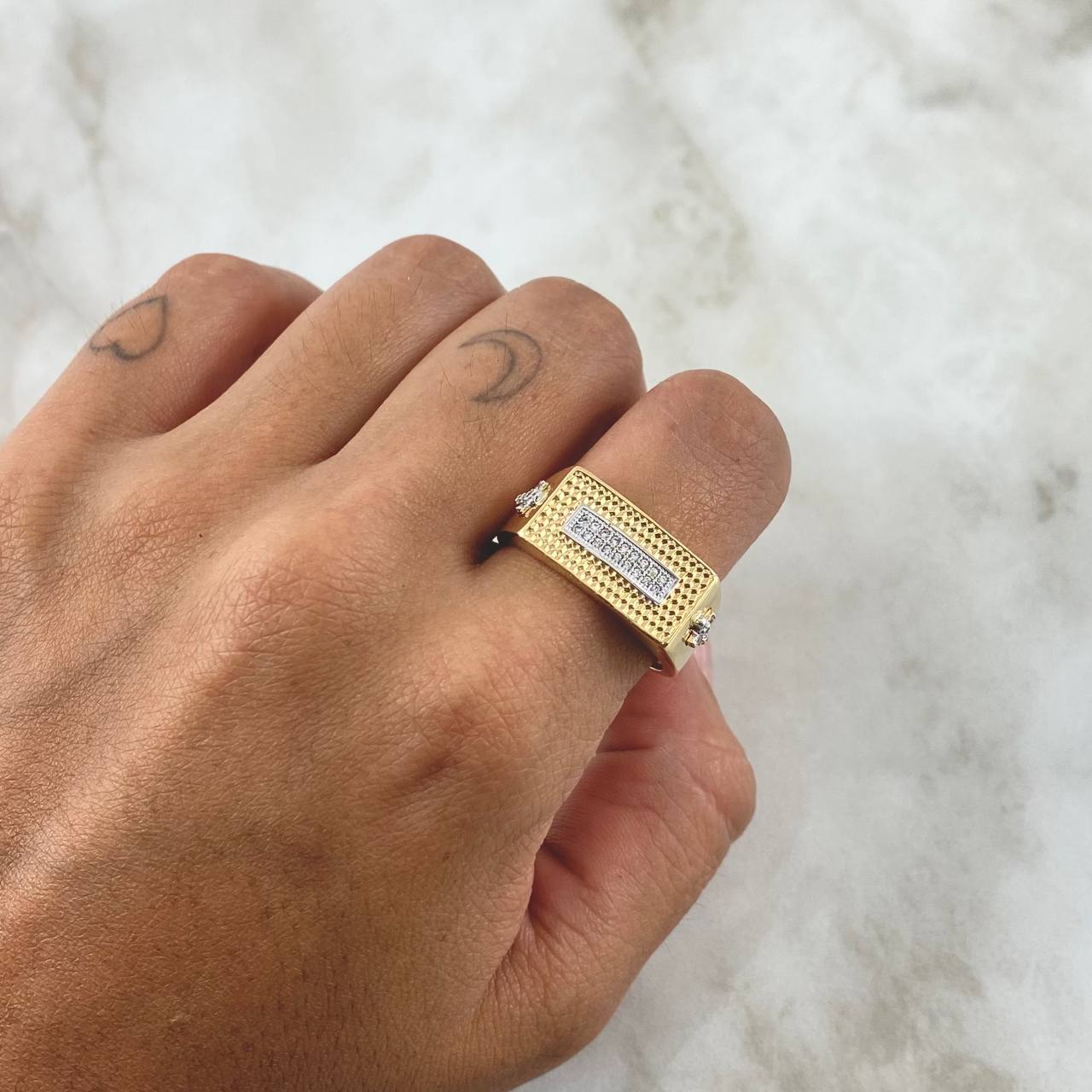 Anillo Rectangulo Cruces 6.75gr / T10 3/4 / Circones Blancos Dos Oros Amarillo Blanco 18K *