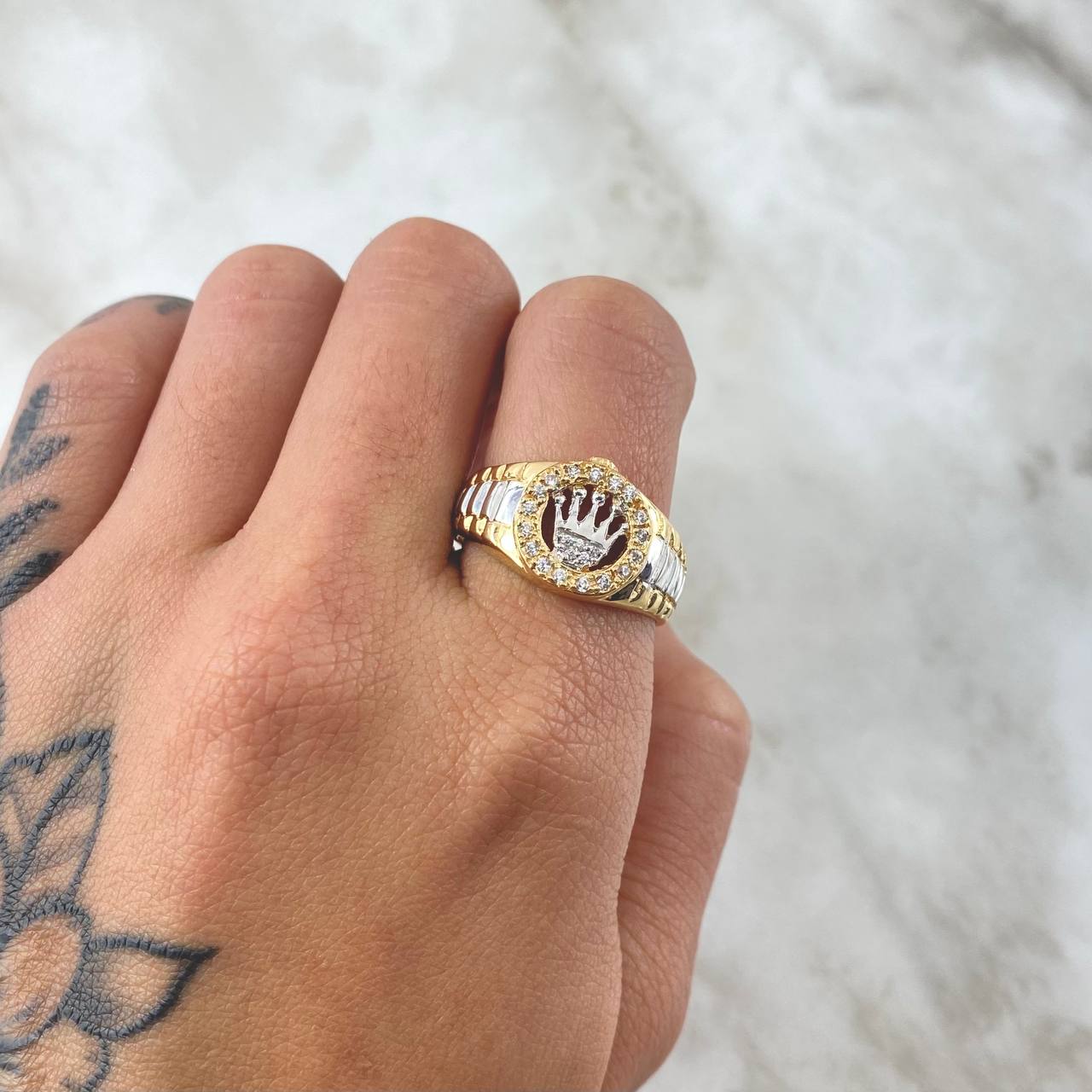 Anillo Sello Corona RX Medio Basteada 7.35gr / T9 1/2 / Circones Blancos Dos Oros Amarillo Blanco 18K *