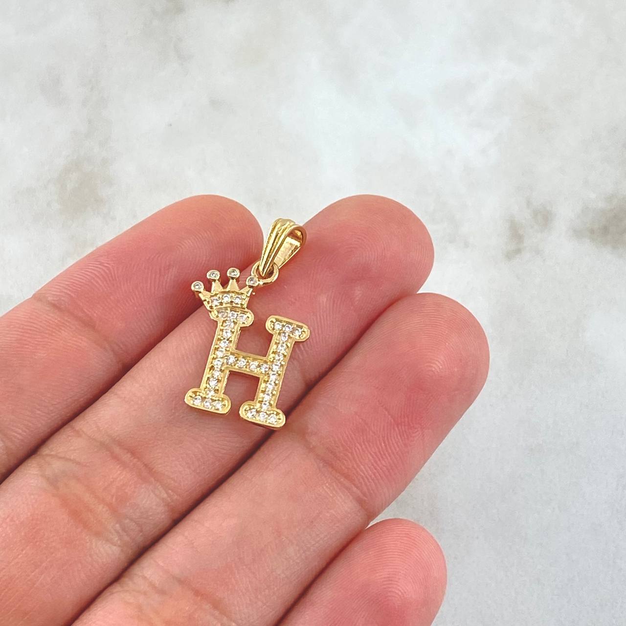 Dije Letra H Corona 1.65gr / 2.5cm / Circones Blancos Oro Amarillo 18K *