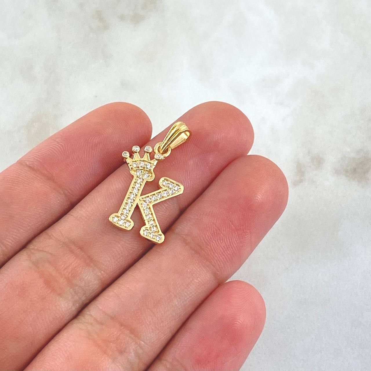 Dije Letra K Corona 1.65gr / 2.4cm / Circones Blancos Oro Amarillo 18K ©