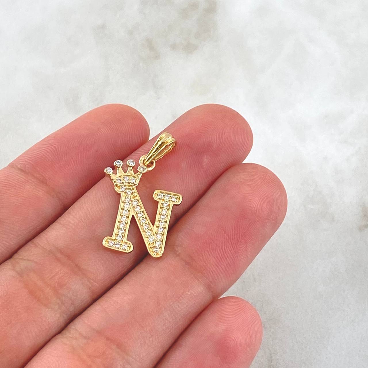 Dije Letra N Corona 1.55gr / 2.5cm / Circones Blancos Oro Amarillo 18K