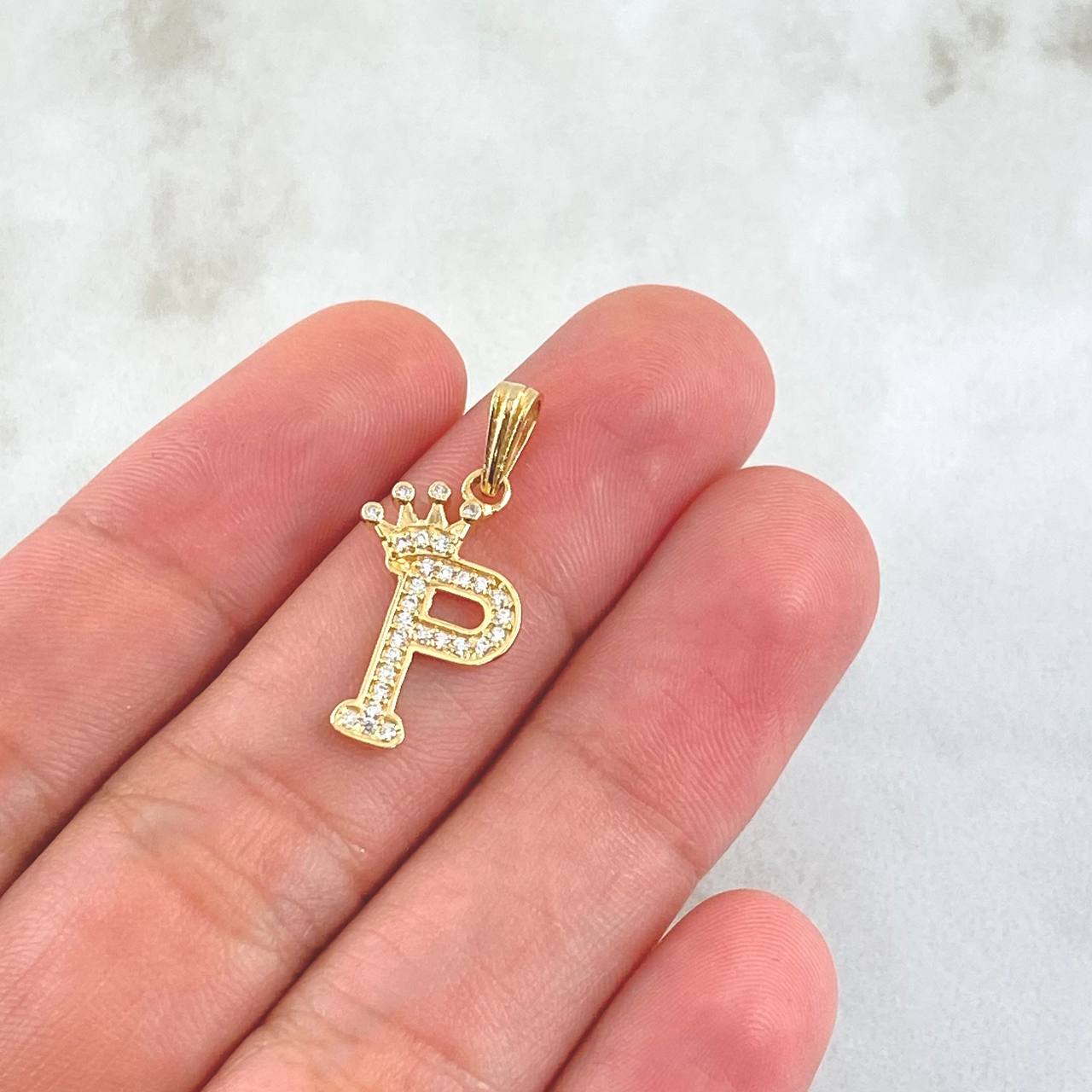 Dije Letra P Corona 1.25gr / 2.5cm / Circones Blancos Oro Amarillo 18K