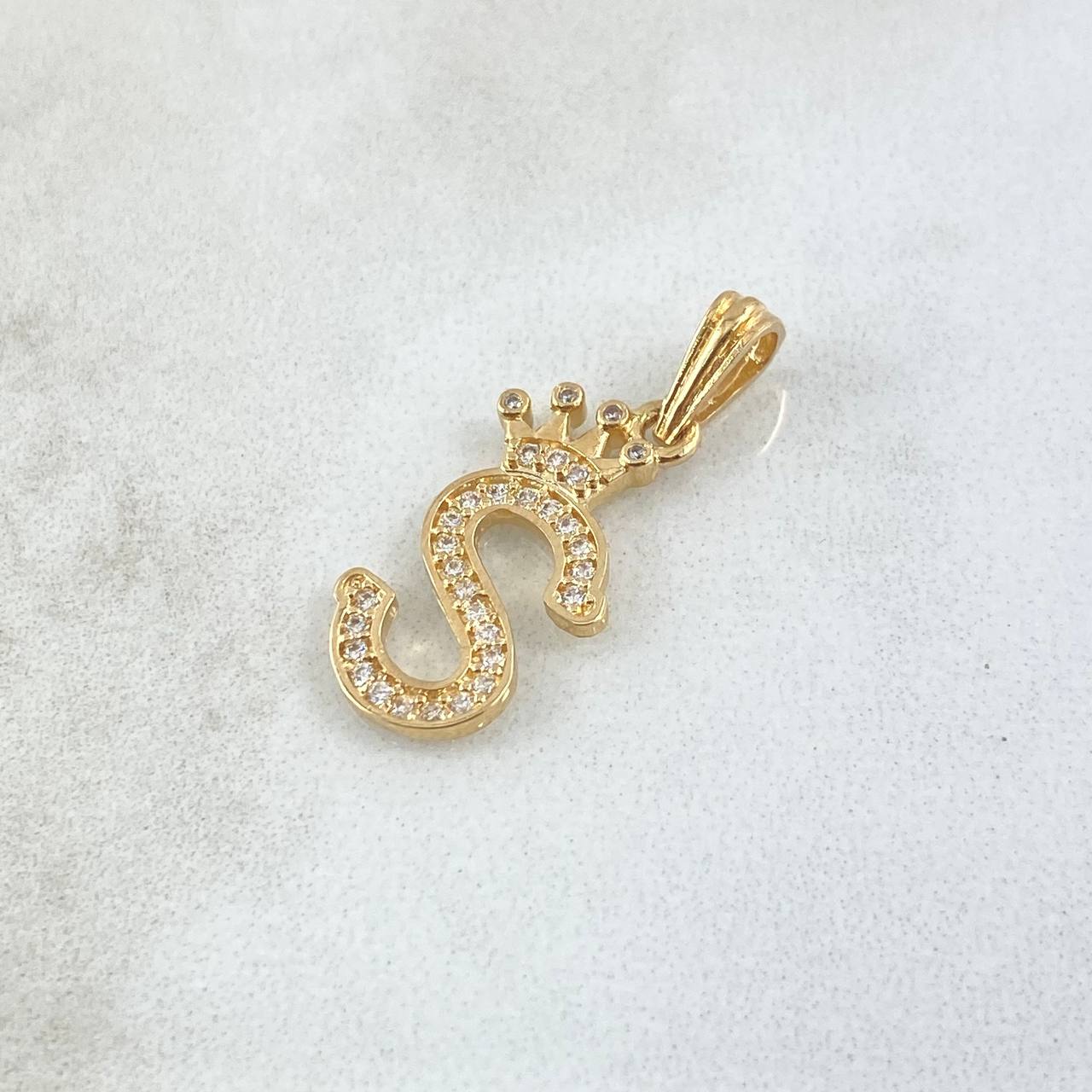 Dije Letra S Corona 1.35gr / 2.5cm / Circones Blancos Oro Amarillo 18K ©