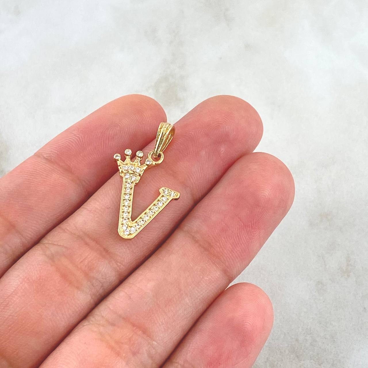Dije Letra V Corona 1.25gr / 2.5cm / Circones Blancos Oro Amarillo 18K