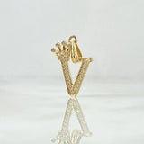 Dije Letra V Corona 1.25gr / 2.5cm / Circones Blancos Oro Amarillo 18K