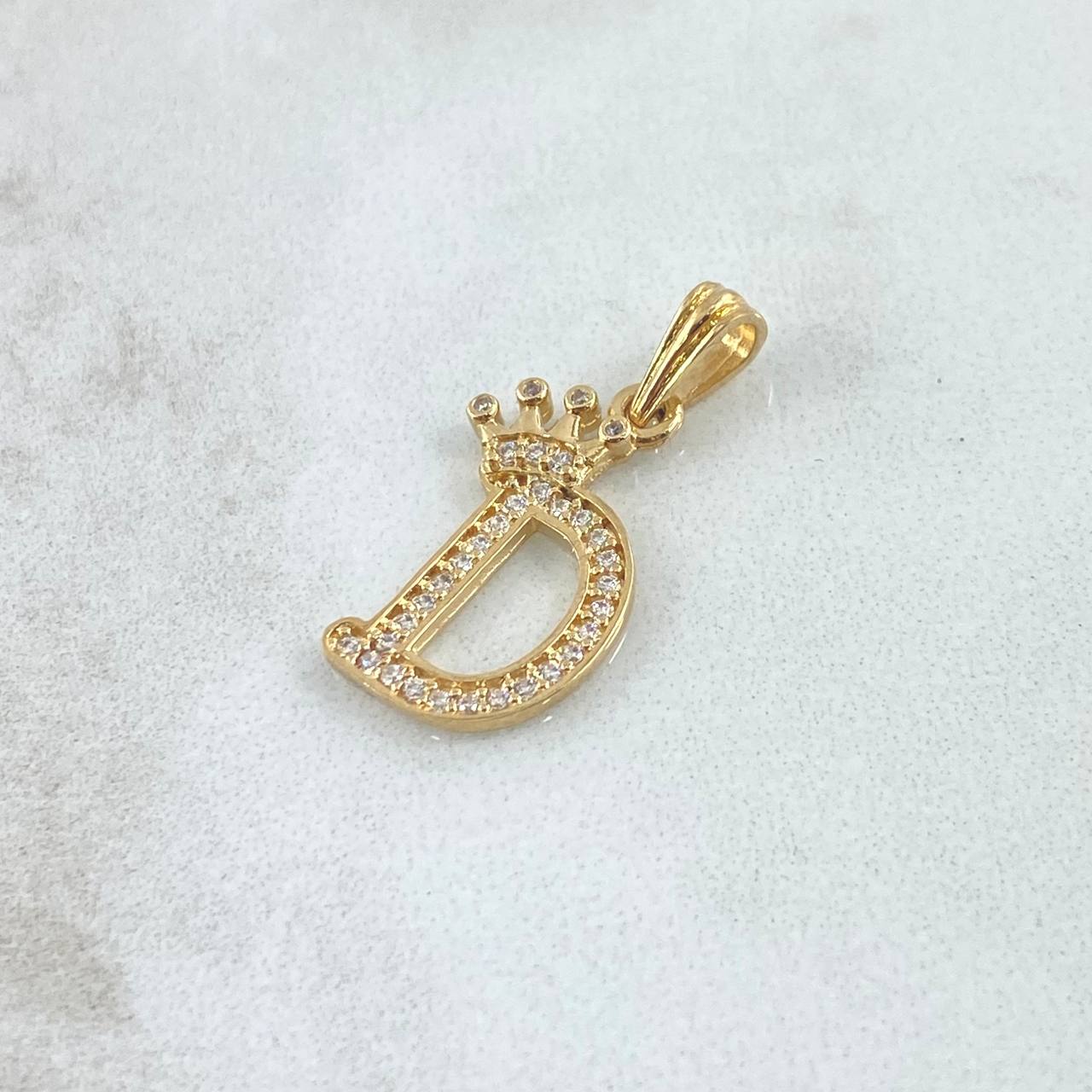 Dije Letra D Corona 1.55gr / 2.5cm / Circones Blancos Oro Amarillo 18K