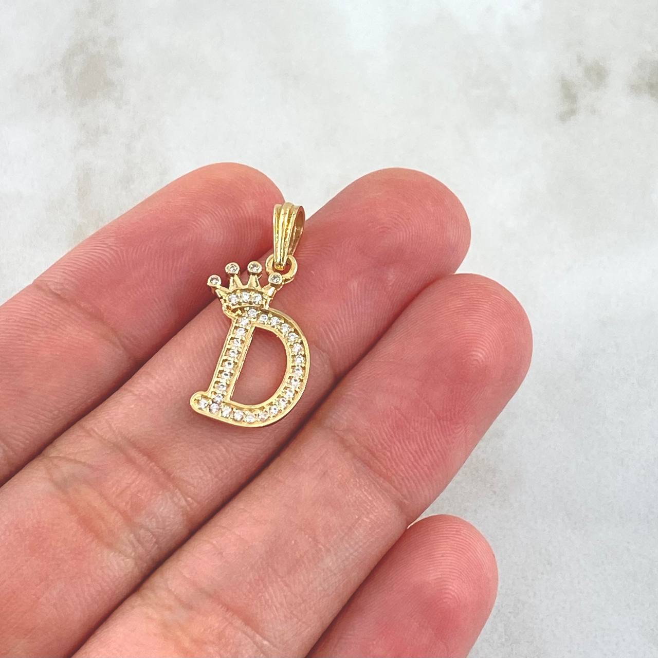 Dije Letra D Corona 1.4gr / 2.5cm / Circones Blancos Oro Amarillo 18K