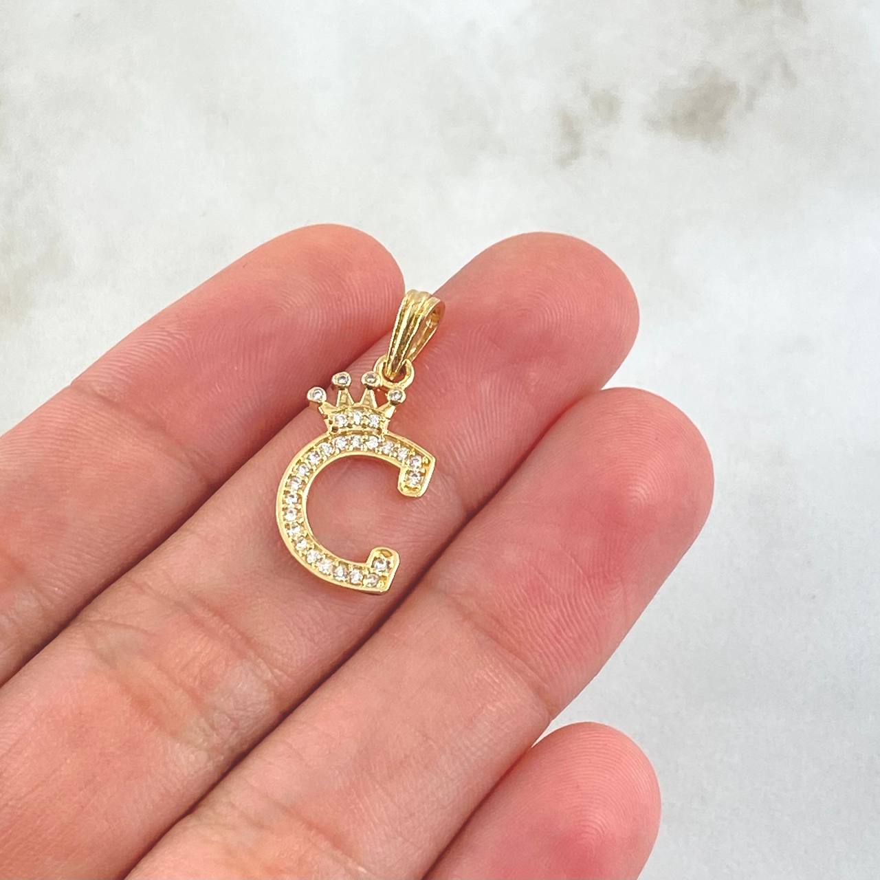 Dije Letra C Corona 1.4gr / 2.4cm / Circones Blancos Oro Amarillo 18K ©