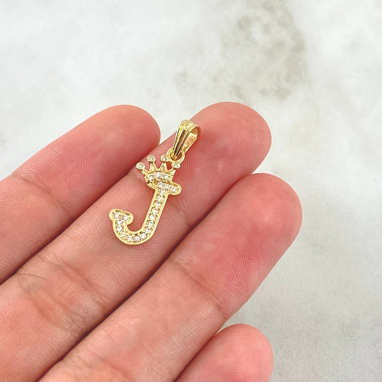 Dije Letra J Corona 1.35gr / 2.5cm / Circones Blancos Oro Amarillo 18K *