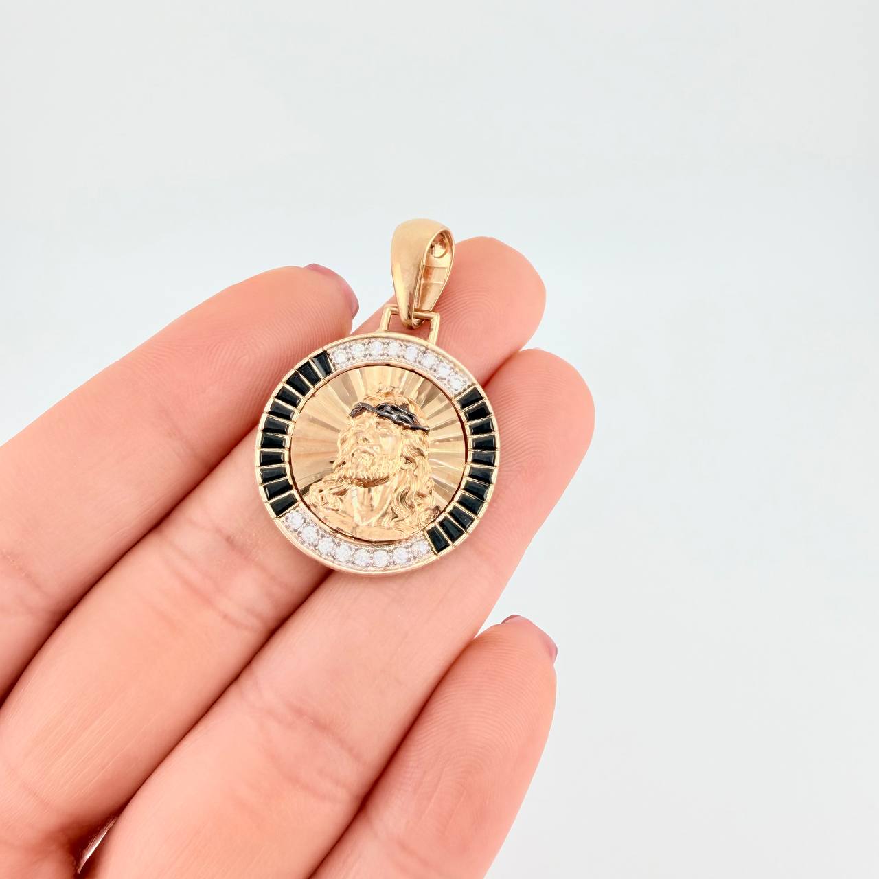 Dije Medalla Cristo Diamantada 5.85g / 3.6cm Oro Amarillo 18K