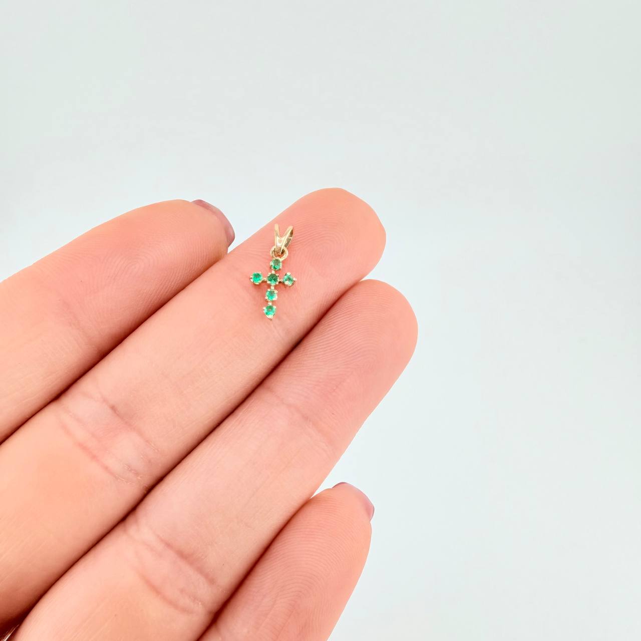 Dije Cruz Puntas Flechas Esmeraldas 7pts 0.25g / 1.3cm Oro Amarillo 18K
