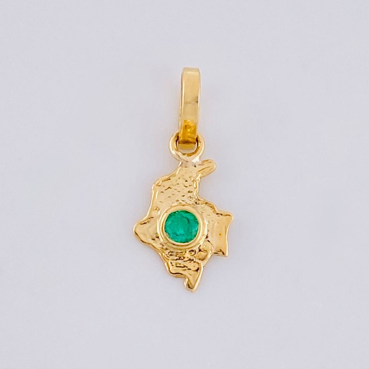 Dije Mapa Esmeralda 4pts 0.25g / 1.3cm Oro Amarillo 18K