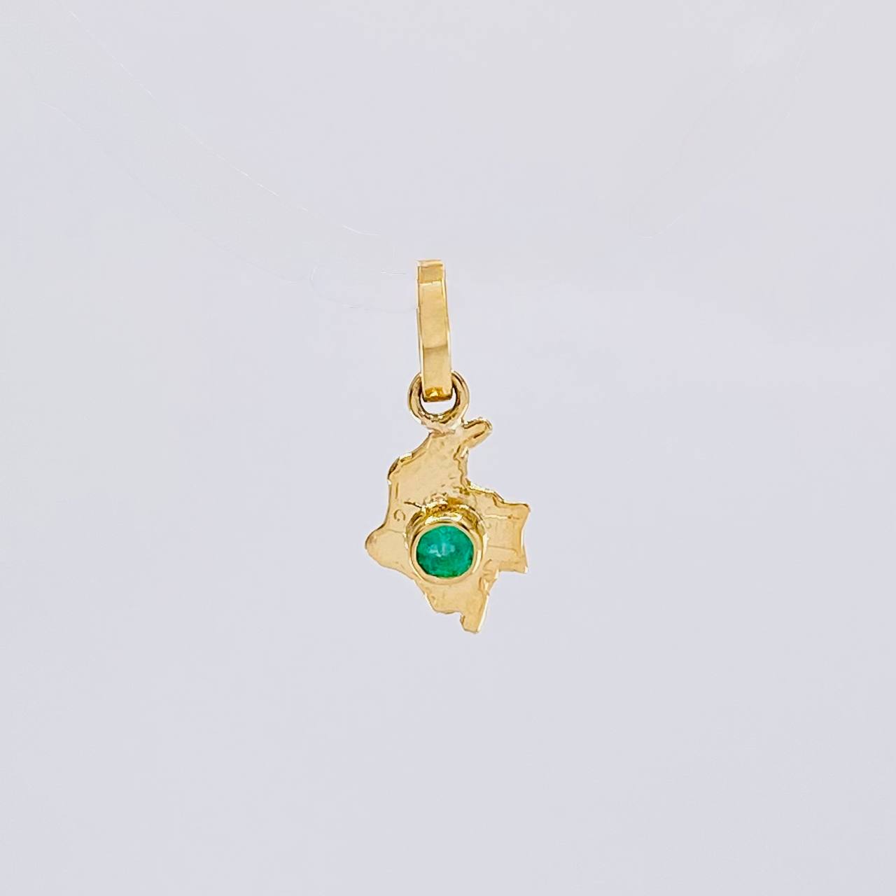 Dije Mapa Esmeralda 4pts 0.25g / 1.3cm Oro Amarillo 18K