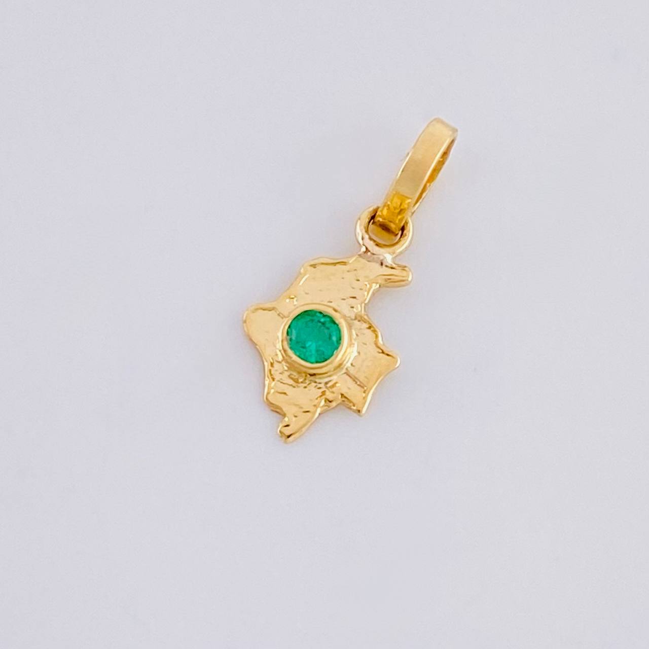 Dije Mapa Esmeralda 4pts 0.25g / 1.3cm Oro Amarillo 18K