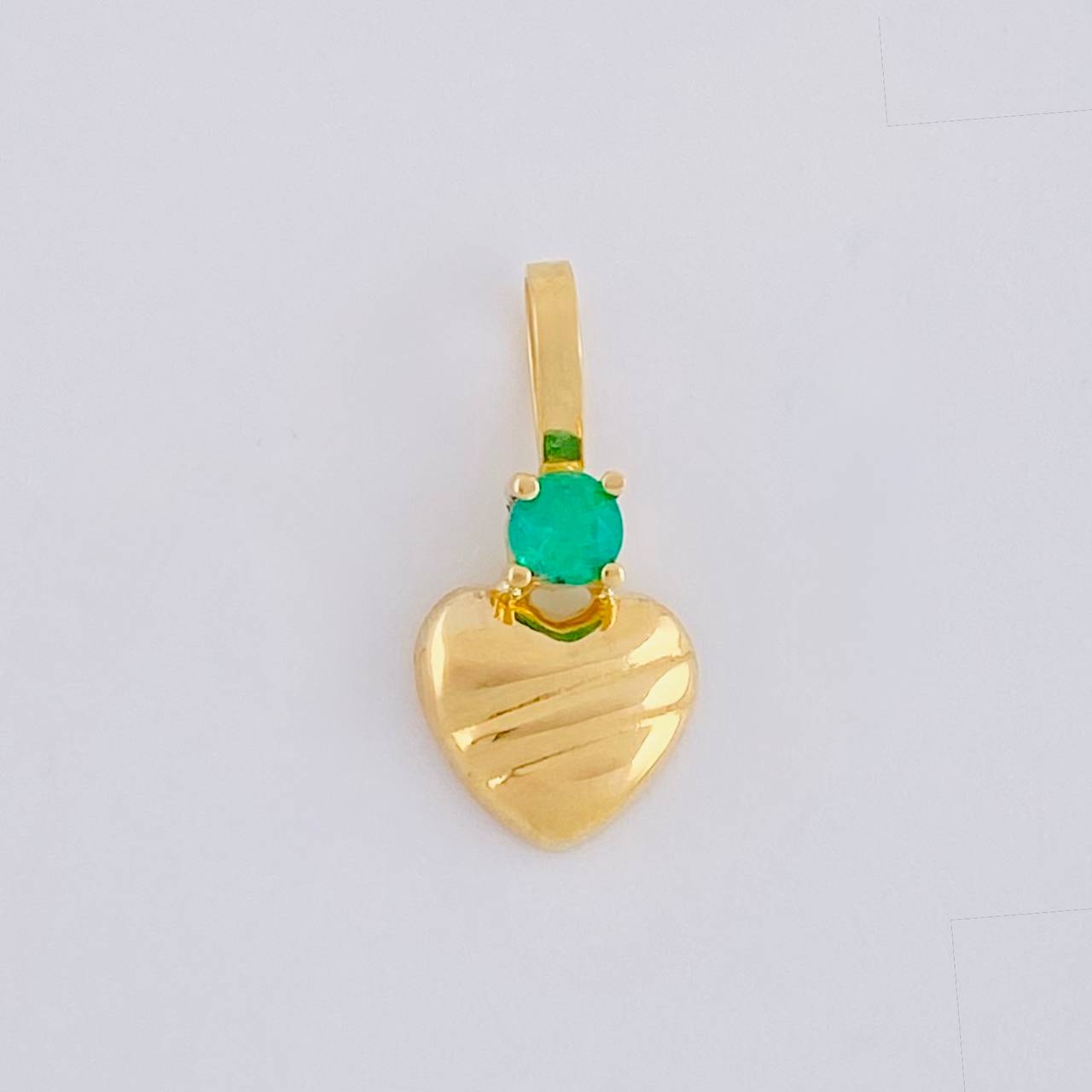 Dije Corazón Rayado Esmeralda 6pts 0.3g / 1.3cm Oro Amarillo 18K