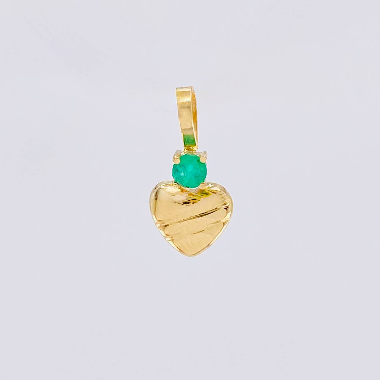 Dije Corazón Rayado Esmeralda 6pts 0.3g / 1.3cm Oro Amarillo 18K
