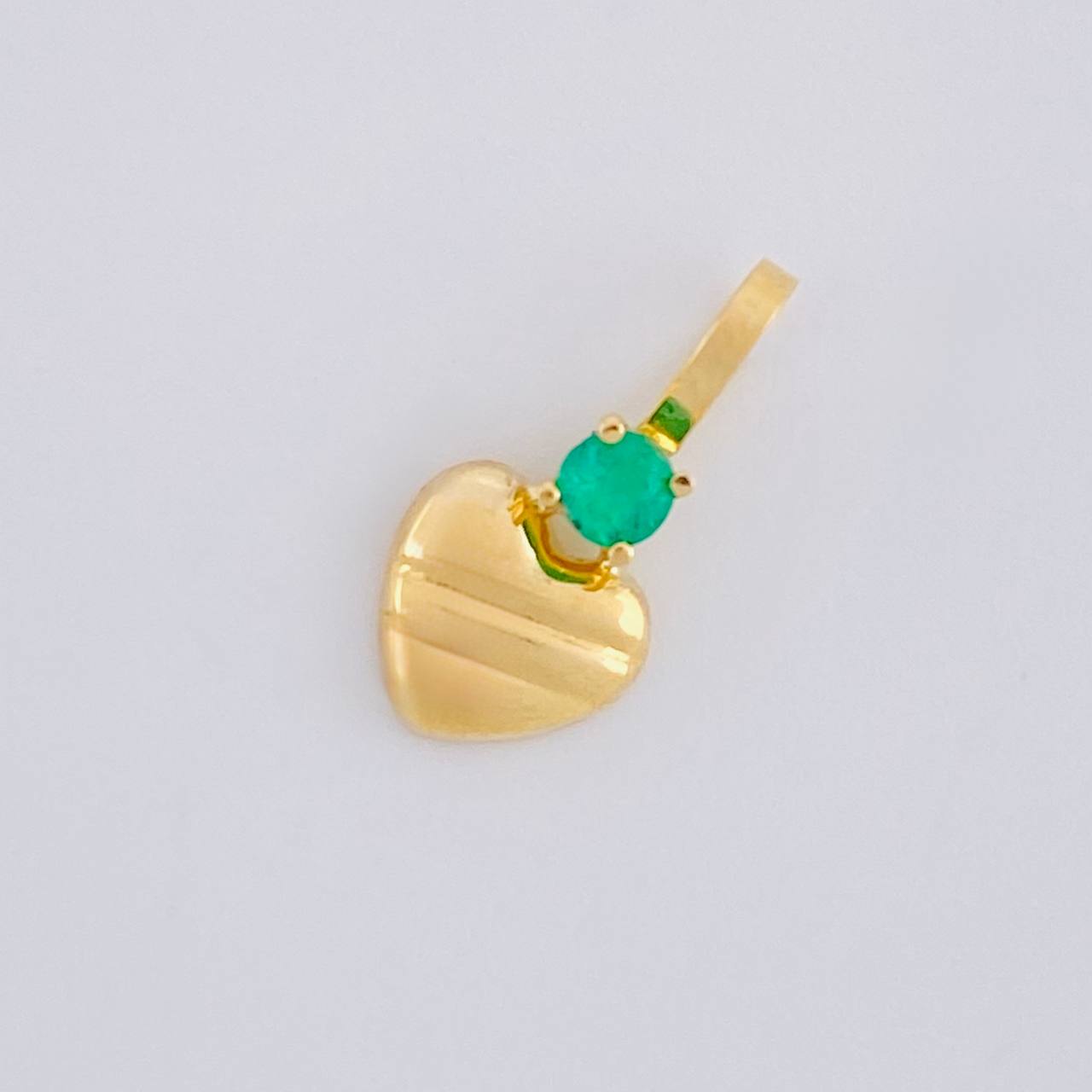 Dije Corazón Rayado Esmeralda 6pts 0.3g / 1.3cm Oro Amarillo 18K